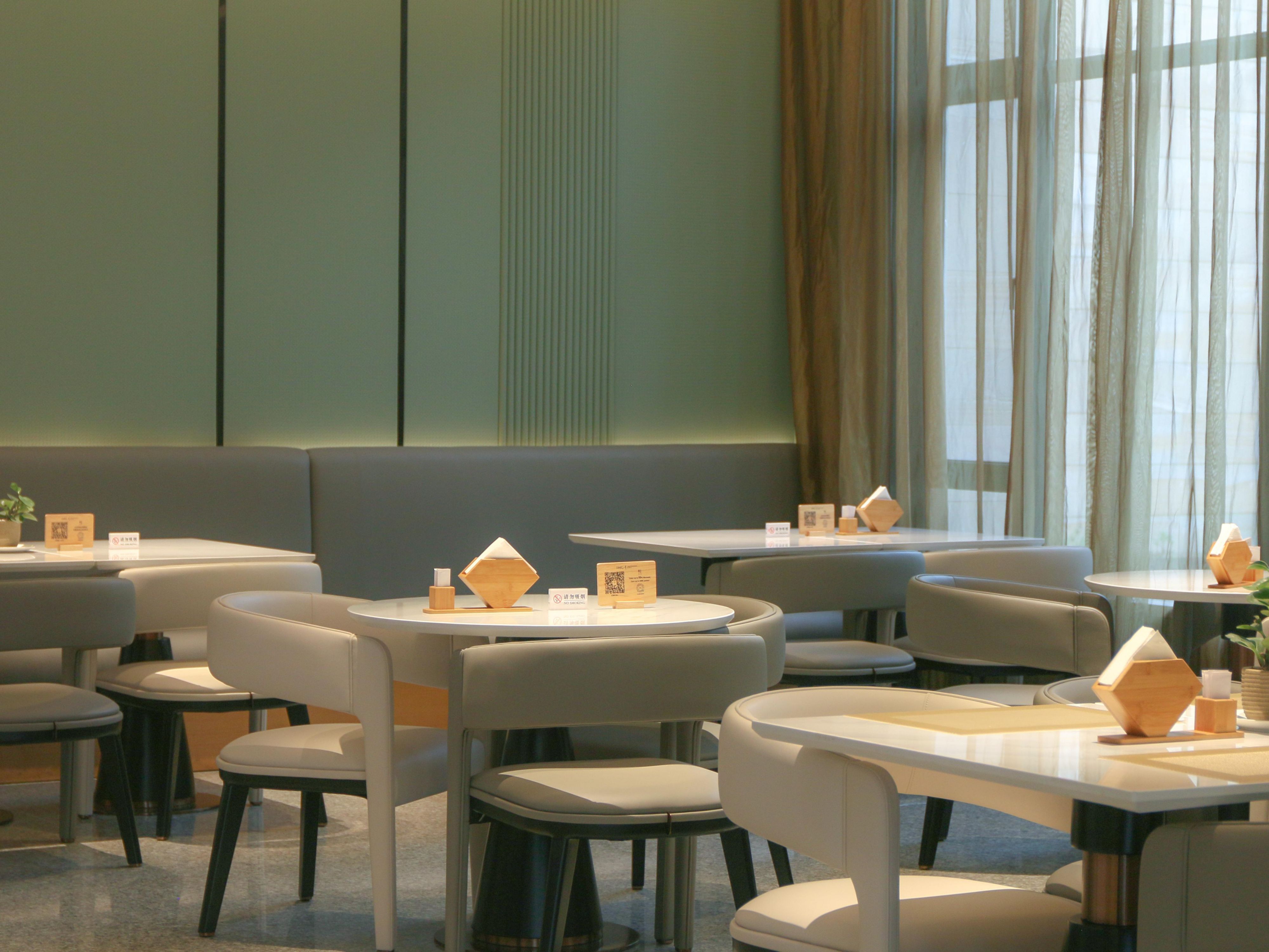 全日制餐厅
光顾全日制餐厅品味厨艺大师的创意杰作，
或是享用全日营业的全日制餐厅和客房内
订餐服务的美味佳肴。