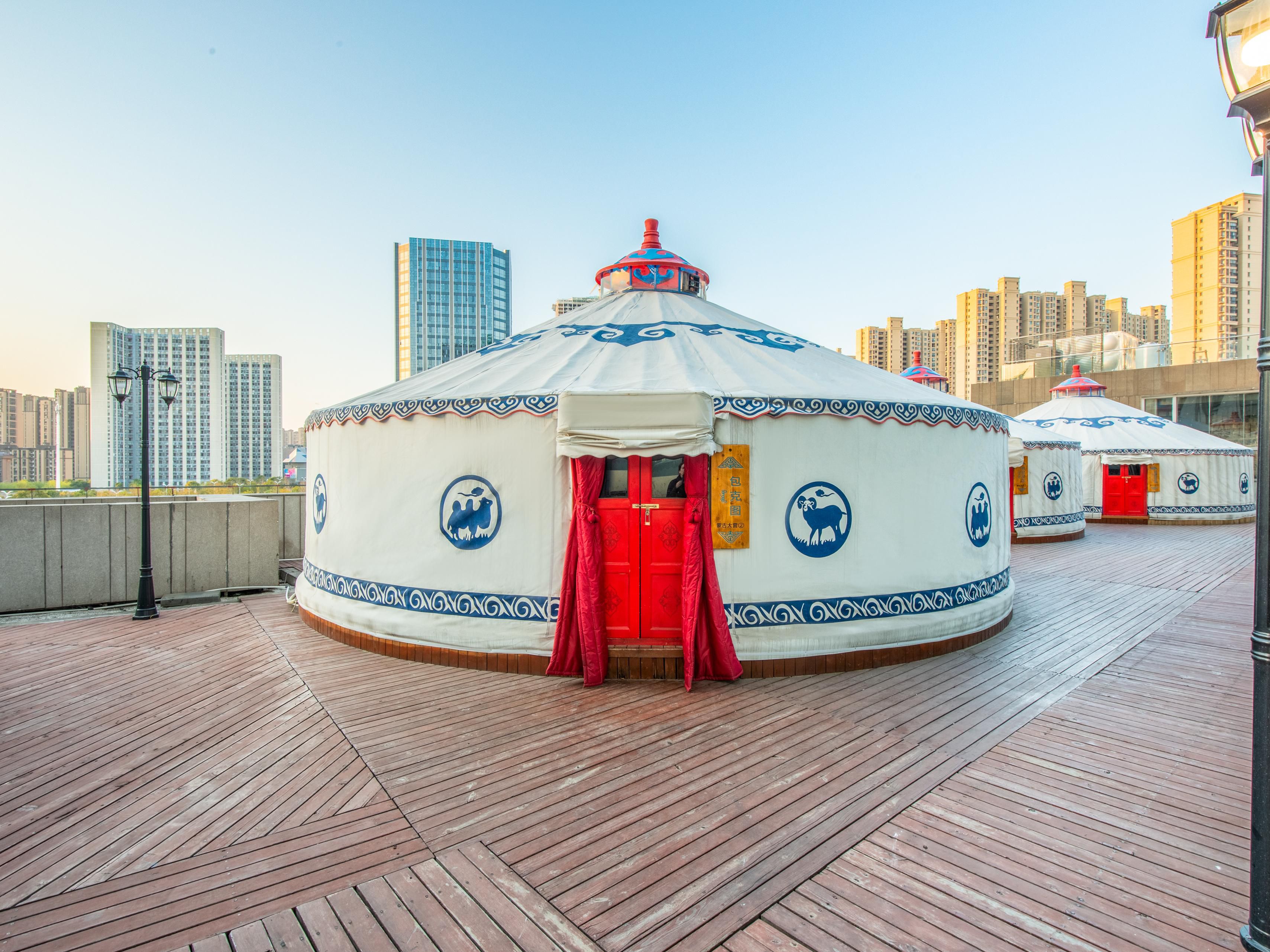 来自科尔沁草原的美味，蒙古族特有的敬酒仪式，您不需要前往塞外，一切尽在酒店四楼“蒙
古大营”。