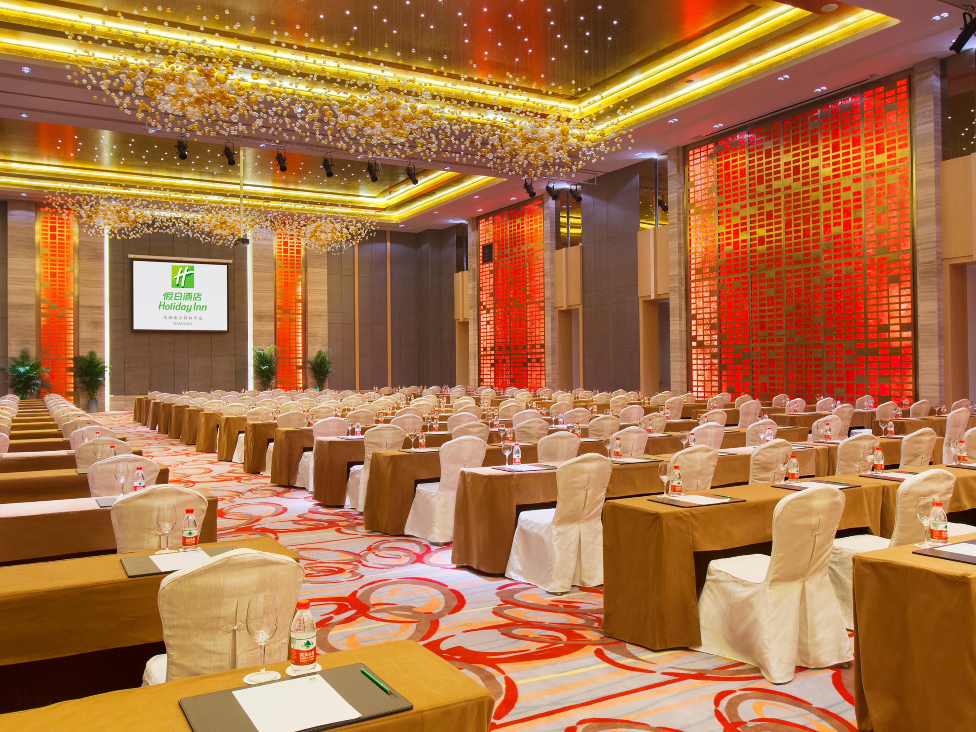 The largest banquet hall in the hotel, Zhongyuan Hall, covers an area of 1000 square meters, with a height of 10 meters. It has a flexible partition design without columns, meeting the different needs of large and medium-sized meetings and wedding banquets. It can accommodate 80-1000 people for simultaneous meetings.