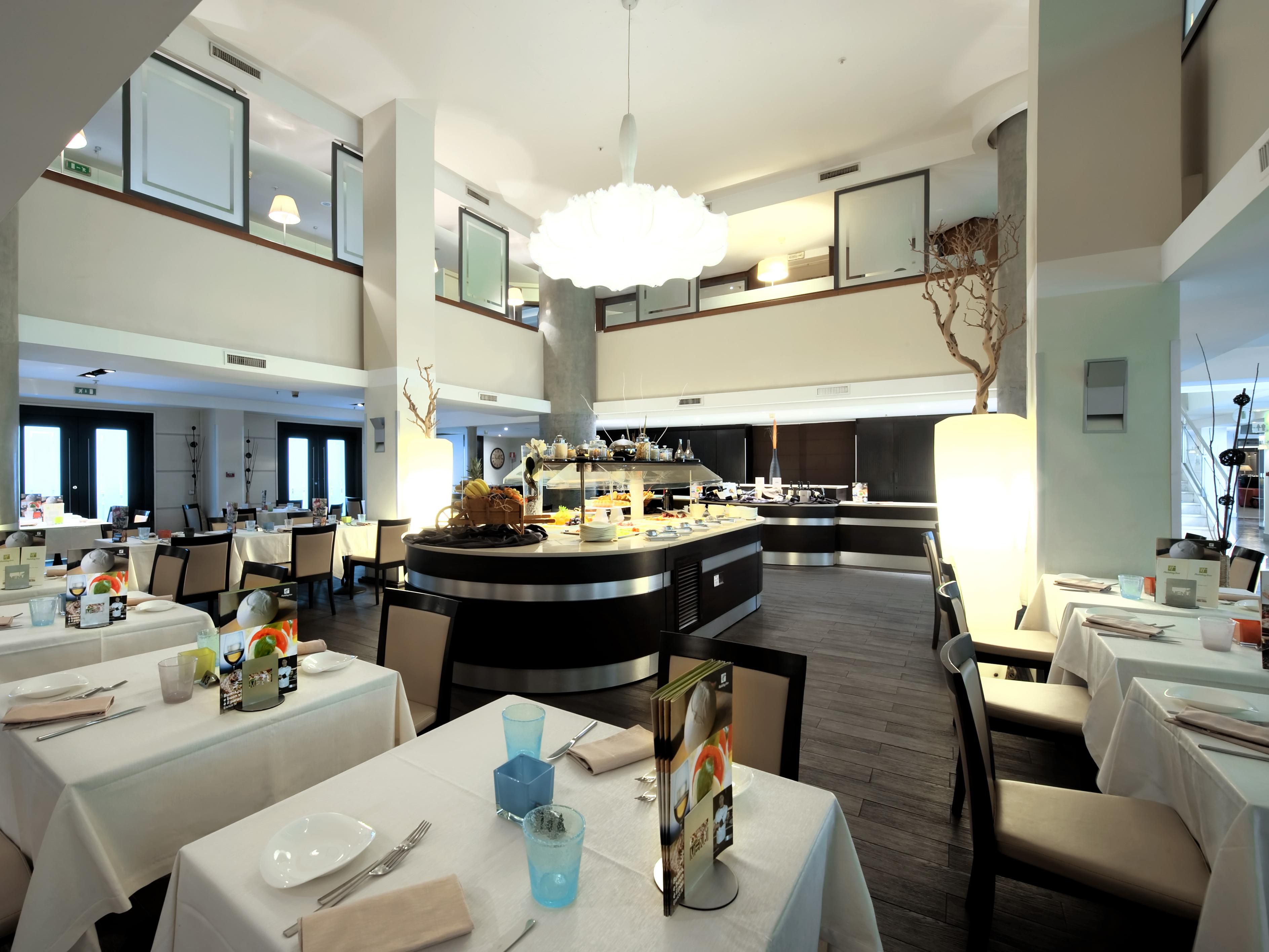 Try the typical Neapolitan specialties like sfogliatelle, mozzarella, caprese and pastiera. The main room of the Bistrot Napoli with its modern and functional buffet perfectly suits the breakfast service as well as individual or group business lunches and dinners.