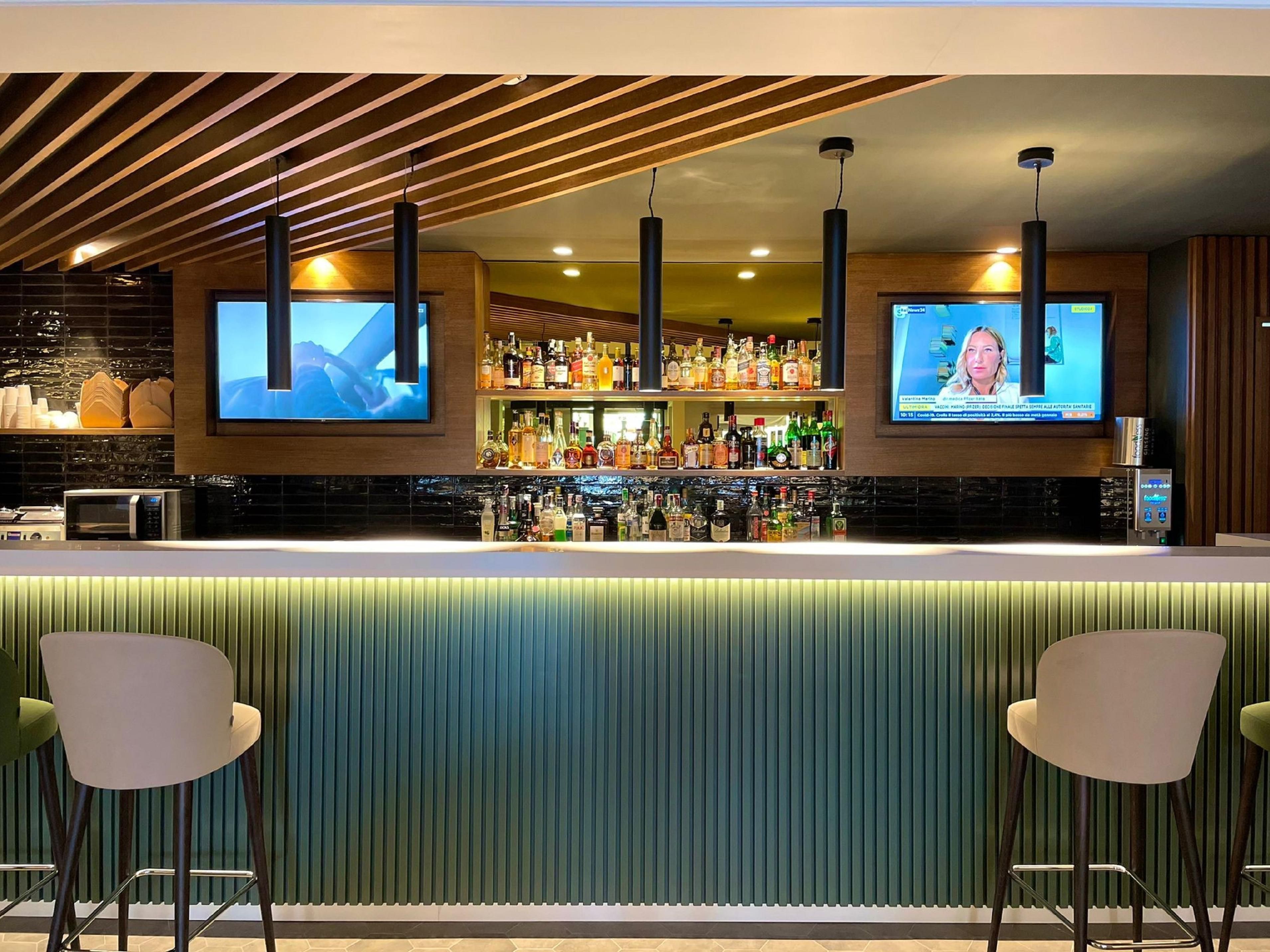 The Open Lobby is more than a bar, more than a relaxation area 
and certainly more than a lobby. It is a combination of multifunctional areas and spaces to be lived 
throughout the day. And for those who are always in hurry, the To Go Cafè Napoli offers a wide choice 
of snacks and drinks to go.