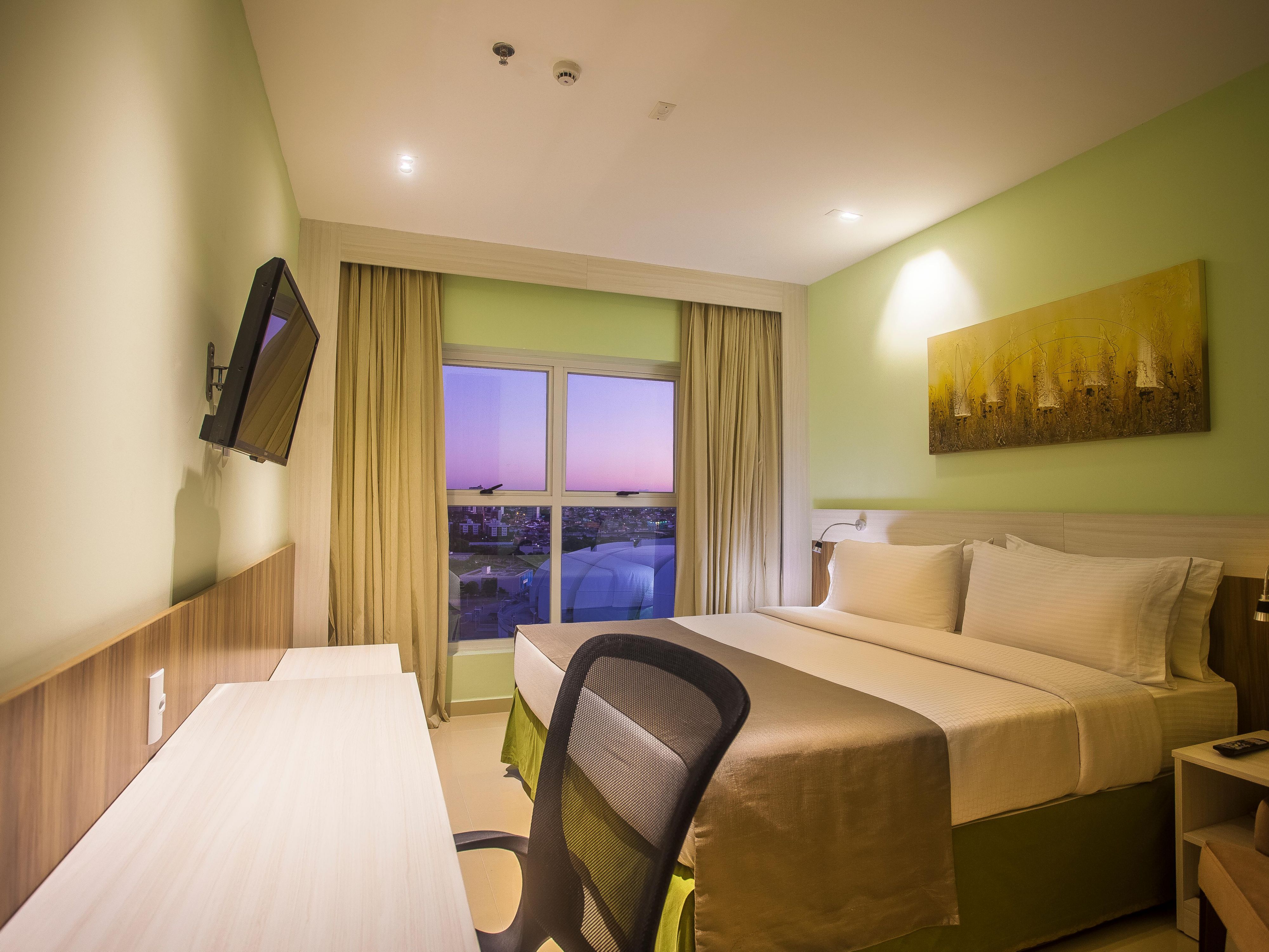 The Holiday Inn Natal offers 216 modern and comfortable rooms spread over 20 floors, overlooking the city or the beautiful Arena das Dunas stadium. The rooms are equipped with hair dryer, iron and ironing board, digital safe, air conditioning, blackout curtains, minibar, cable TV and much more.