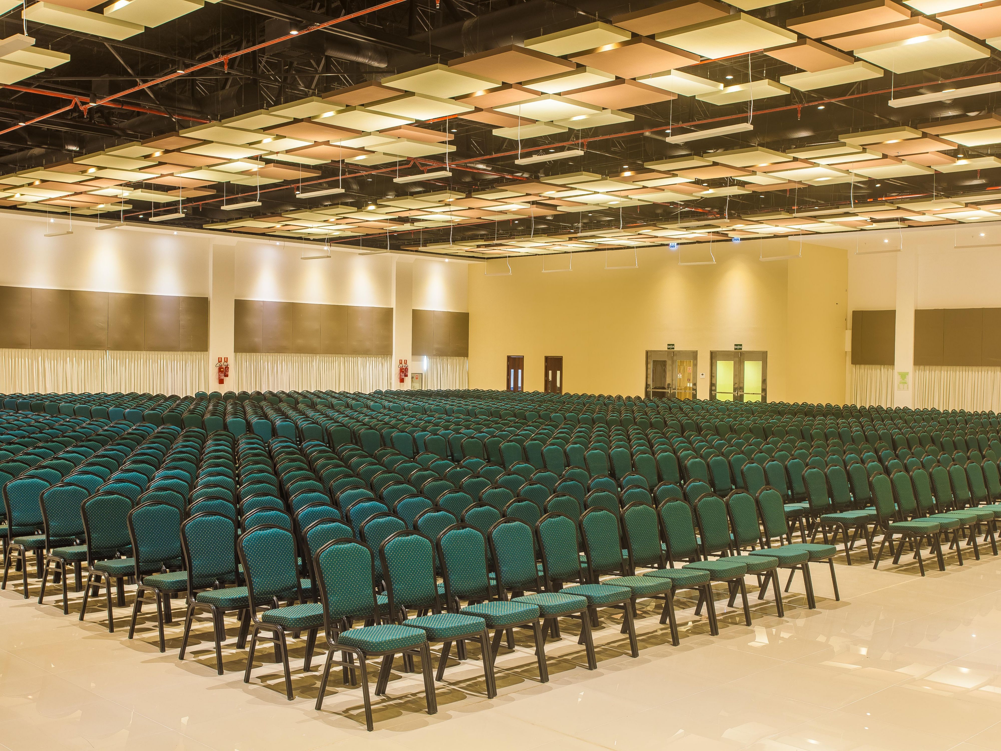 The Holiday Inn Natal has the perfect space to ensure the success of your event! The atmosphere is large, comfortable and has modern halls, being considered one of the best and most modern event centers of the Brazilian northeast. There are 5 air-conditioned rooms with more than 2,500 m² and capacity to receive up to 1,800 guests.