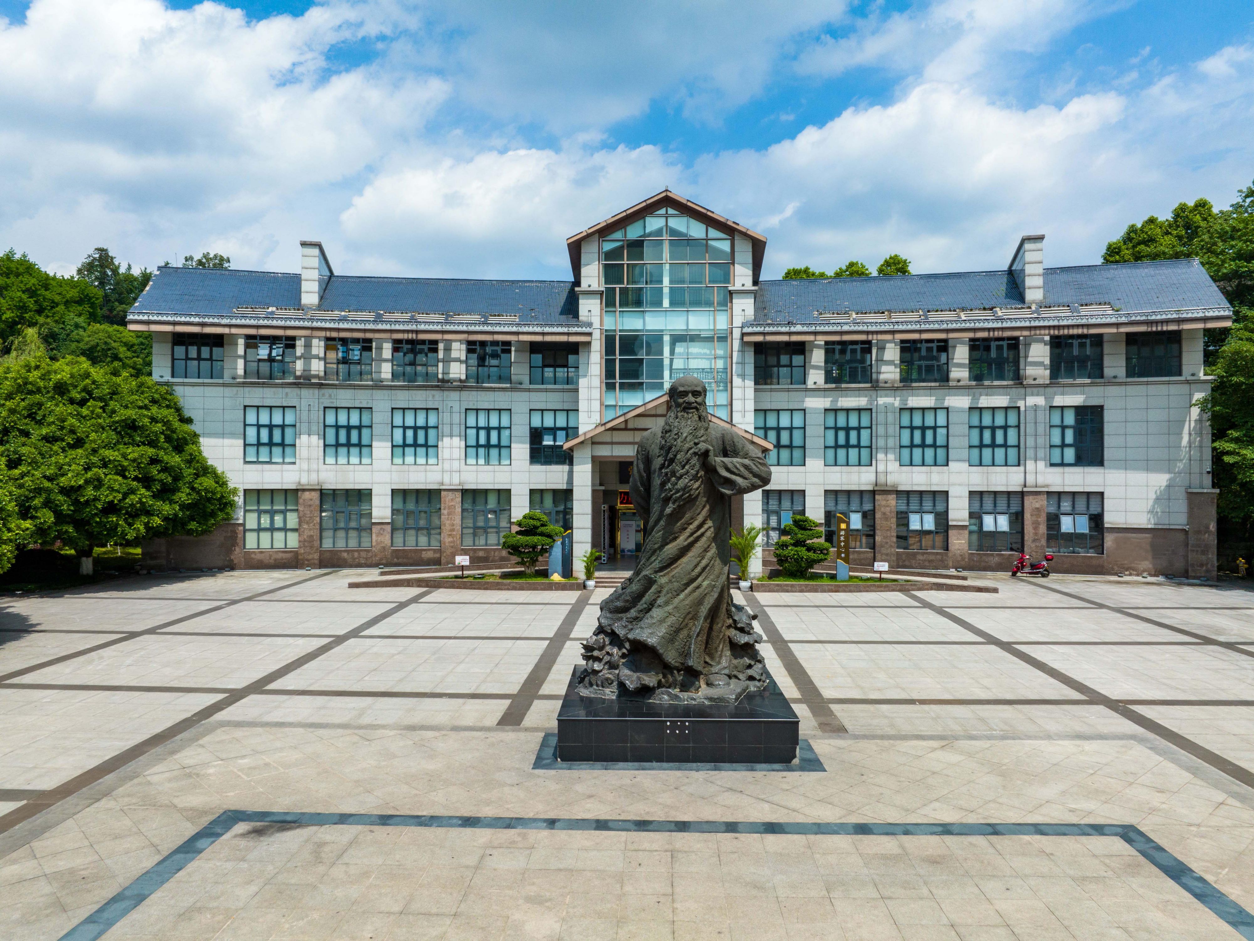 感受“大风唐派”，非遗“内江川剧”；行至甜城，逛不完，根本逛不完
探寻中川第一禅林“圣水寺”，揭开千年不竭的秘密，讲诉甜城那些事儿。