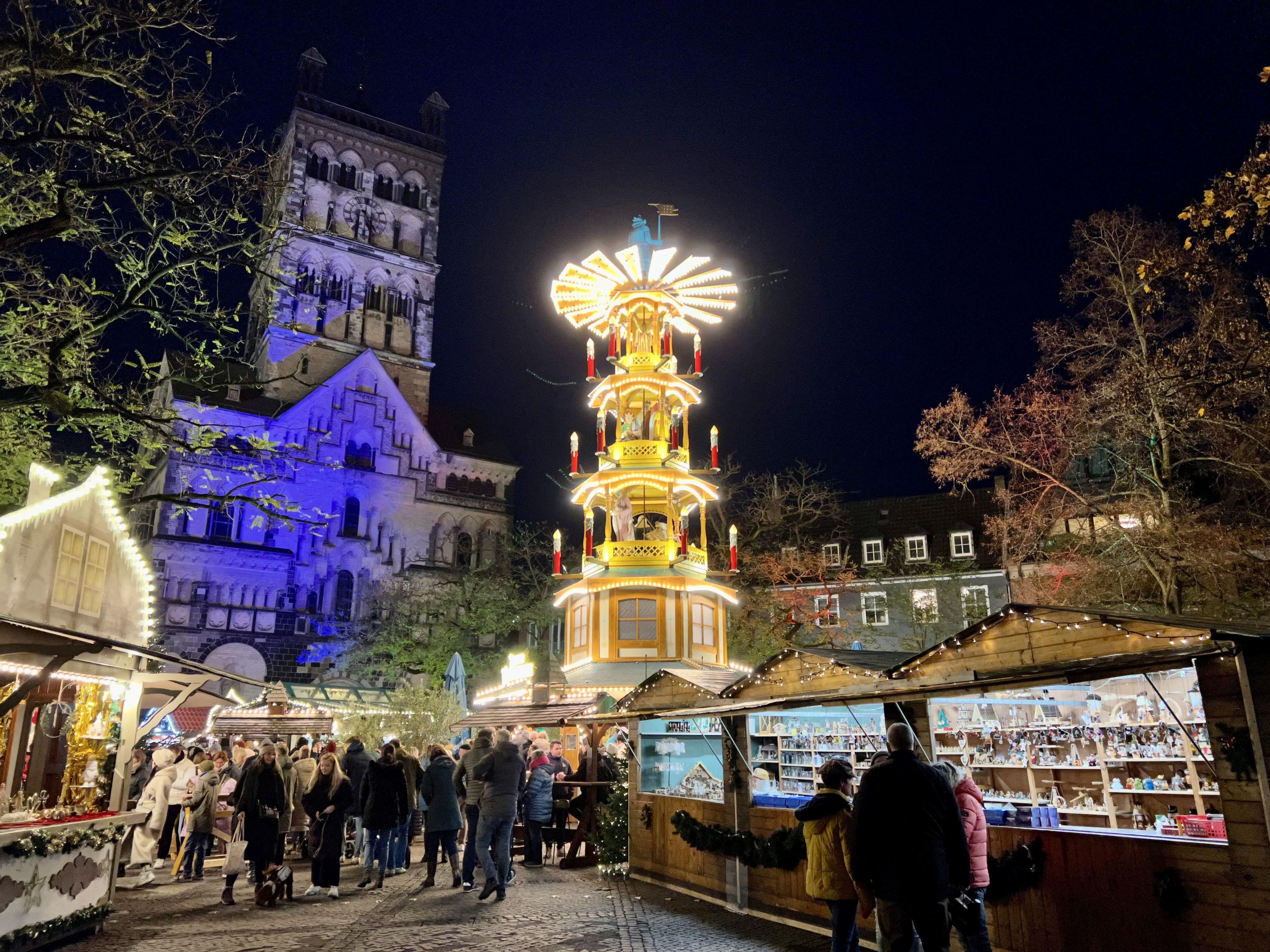 逛街、享受、惊叹：在杜塞尔多夫和诺伊斯的降临节购物和圣诞市场之旅中，探索一个充满节日气氛的世界，这里有闪闪发光的灯饰、精湛的工艺和冬日的风情。七个主题市场、溜冰场和摩天轮让圣诞节前的时光成为难忘的体验。
立即预订您的住宿！
#merryDUSxmas