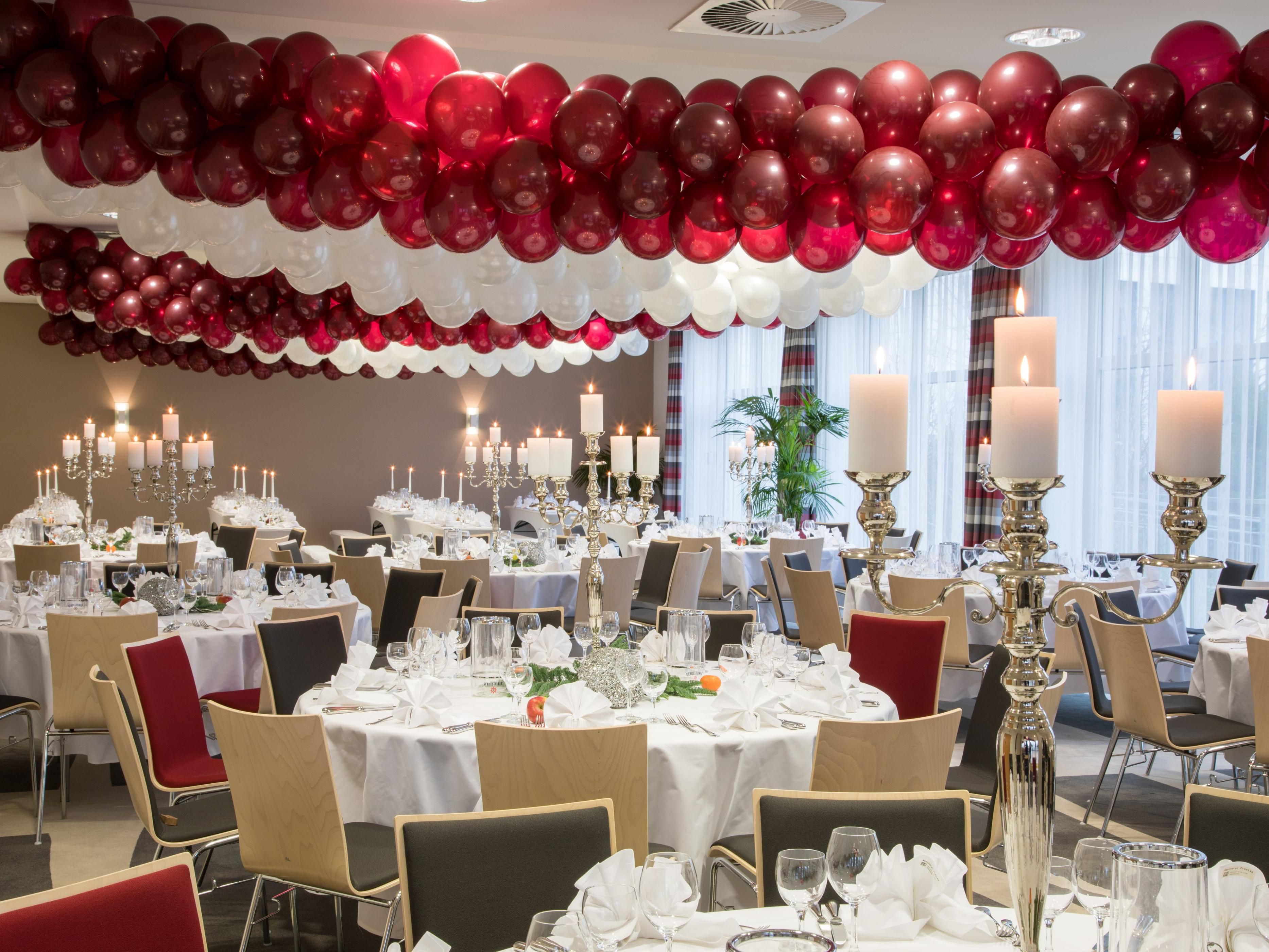 现在就预订你的圣诞或开学派对--从舒适到神奇。
我们有合适的房间让你有风格地庆祝。我们的团队将从第一次握手到最后一次握手都为您提供周到的服务，而我们多样化的美食服务将为您的活动带来美食的享受。