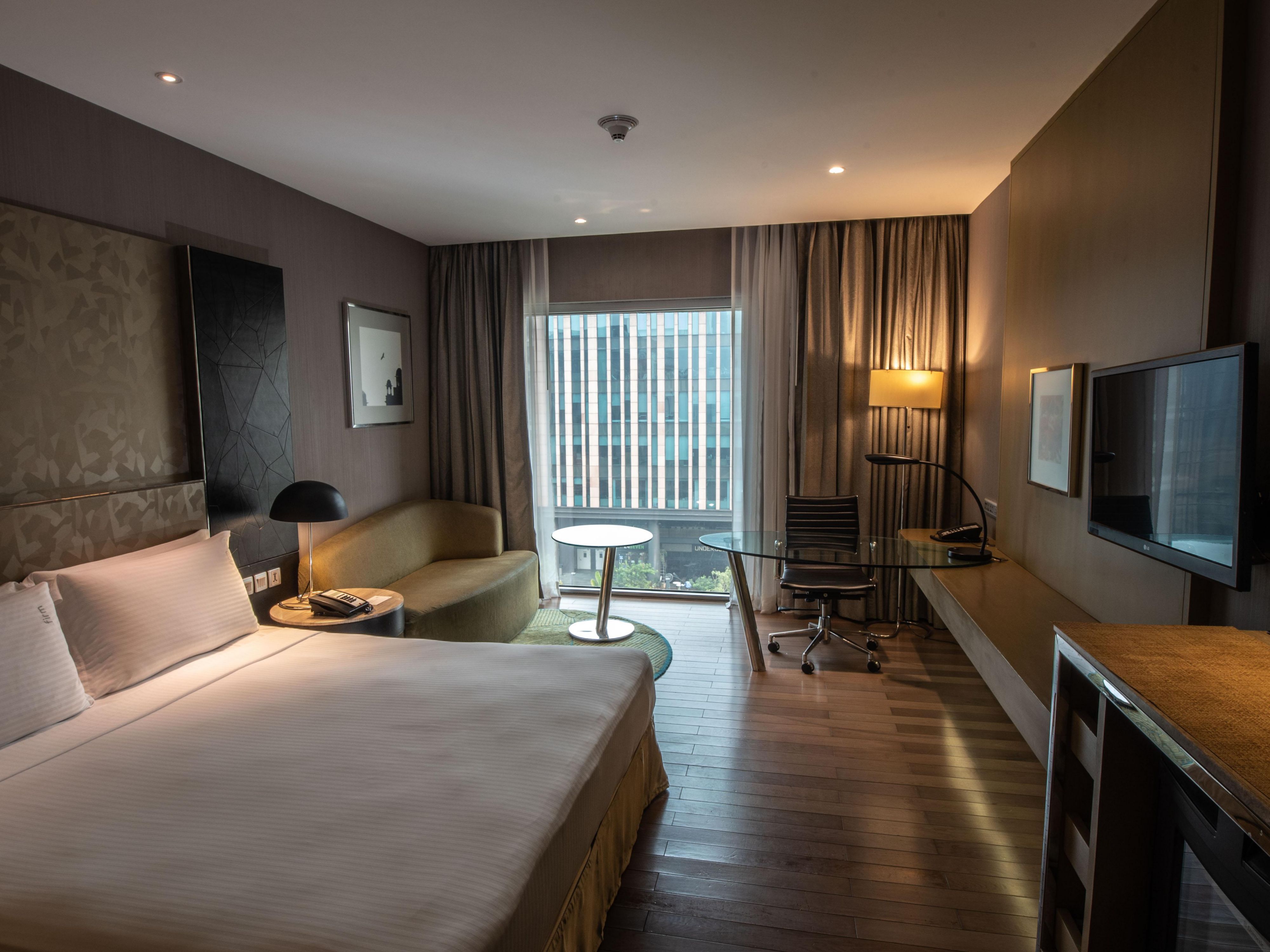 Spacious and Modern King Bed Room with city view