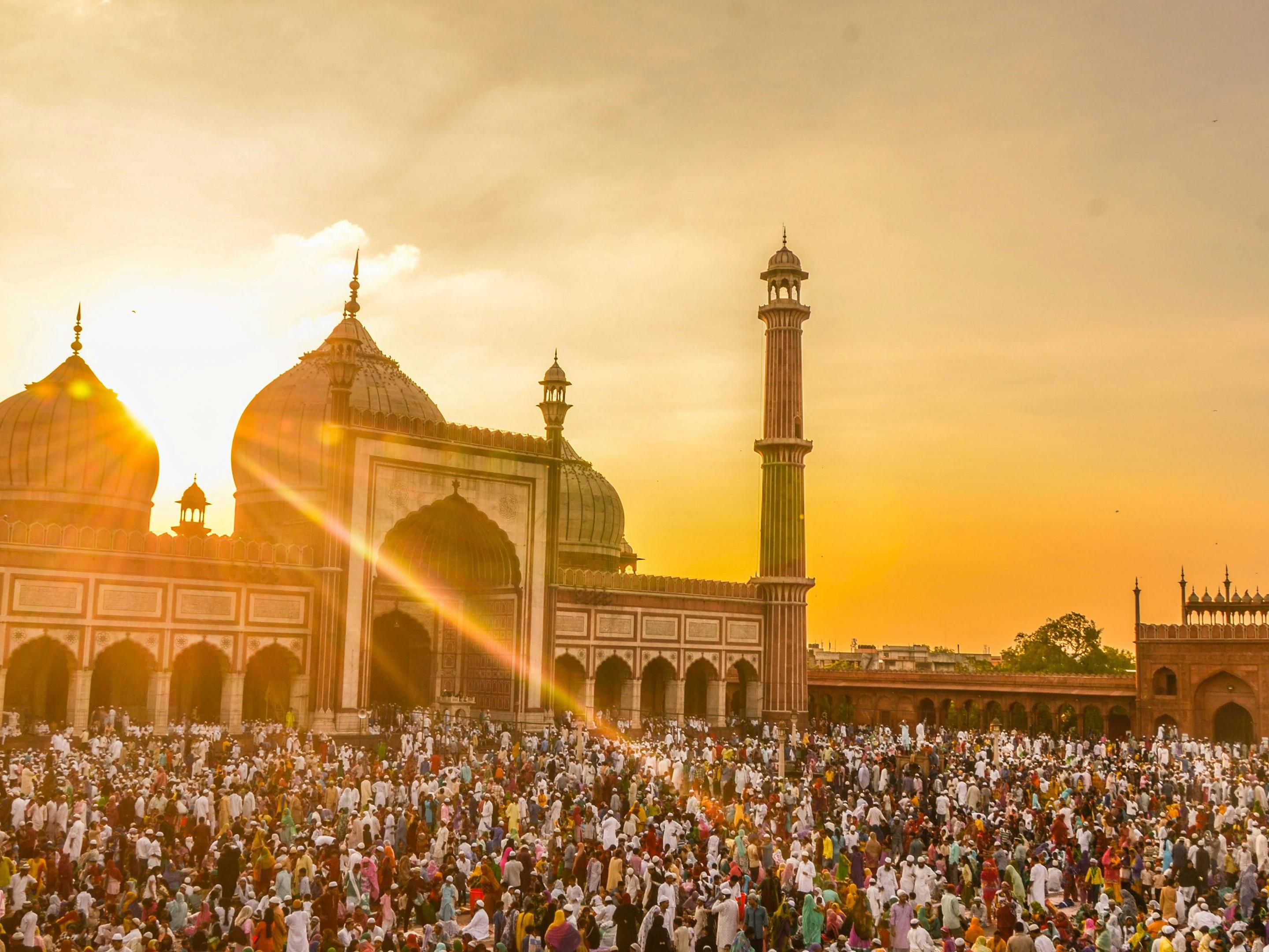 Those who are interested in history can visit the best local tourist destinations including Akshardham, Humayun's Tomb, Red Fort and much more. The hotel is very well connected to the nearby Mall of India, Garden Galleria where guests can go for shopping, and recreational activities that include a bowling alley and water park.