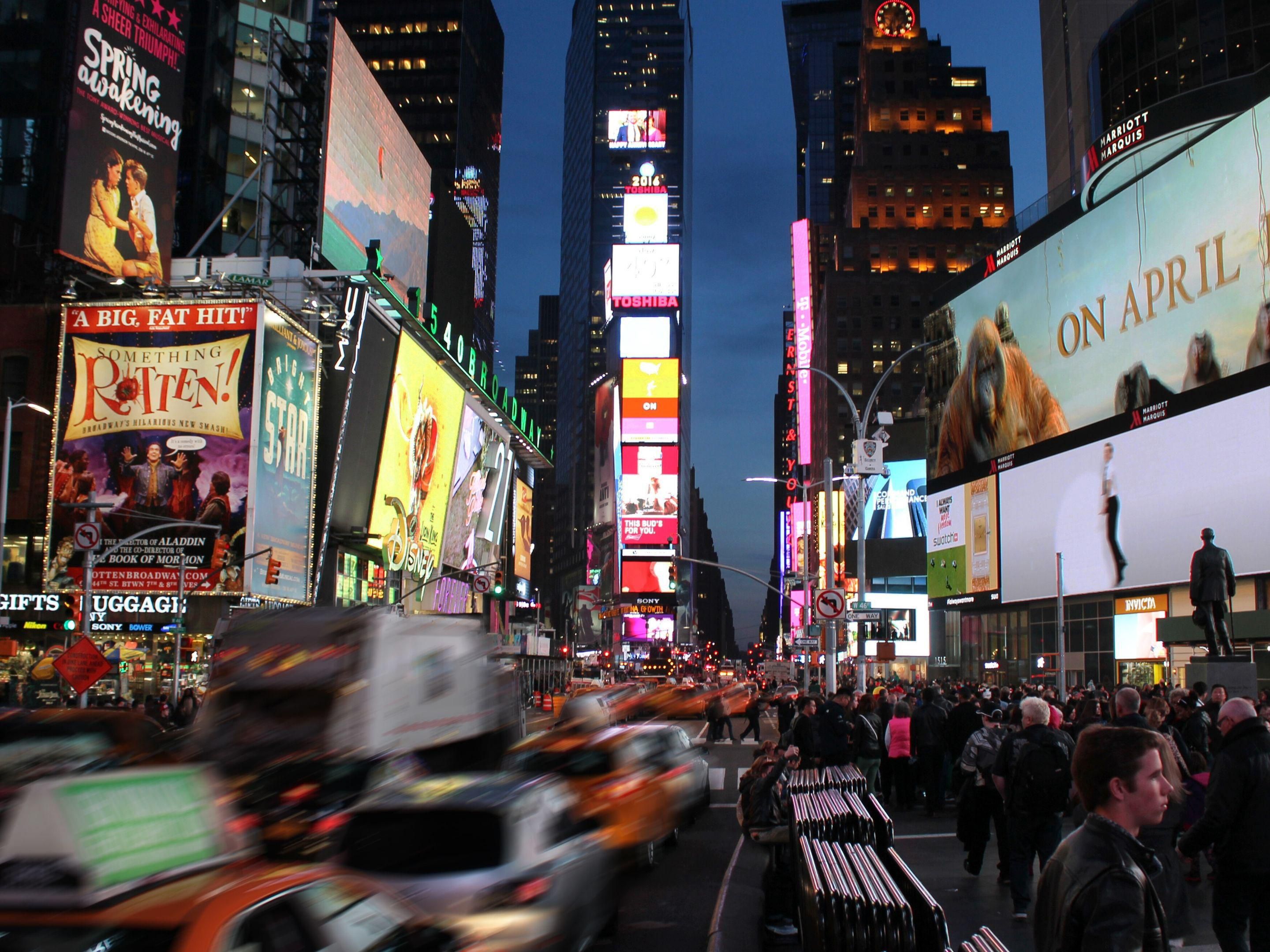 Our Holiday Inn hotel in Midtown Manhattan is surrounded by popular local attractions including Times Square, Bryant Park, Hudson Yards, and many more.