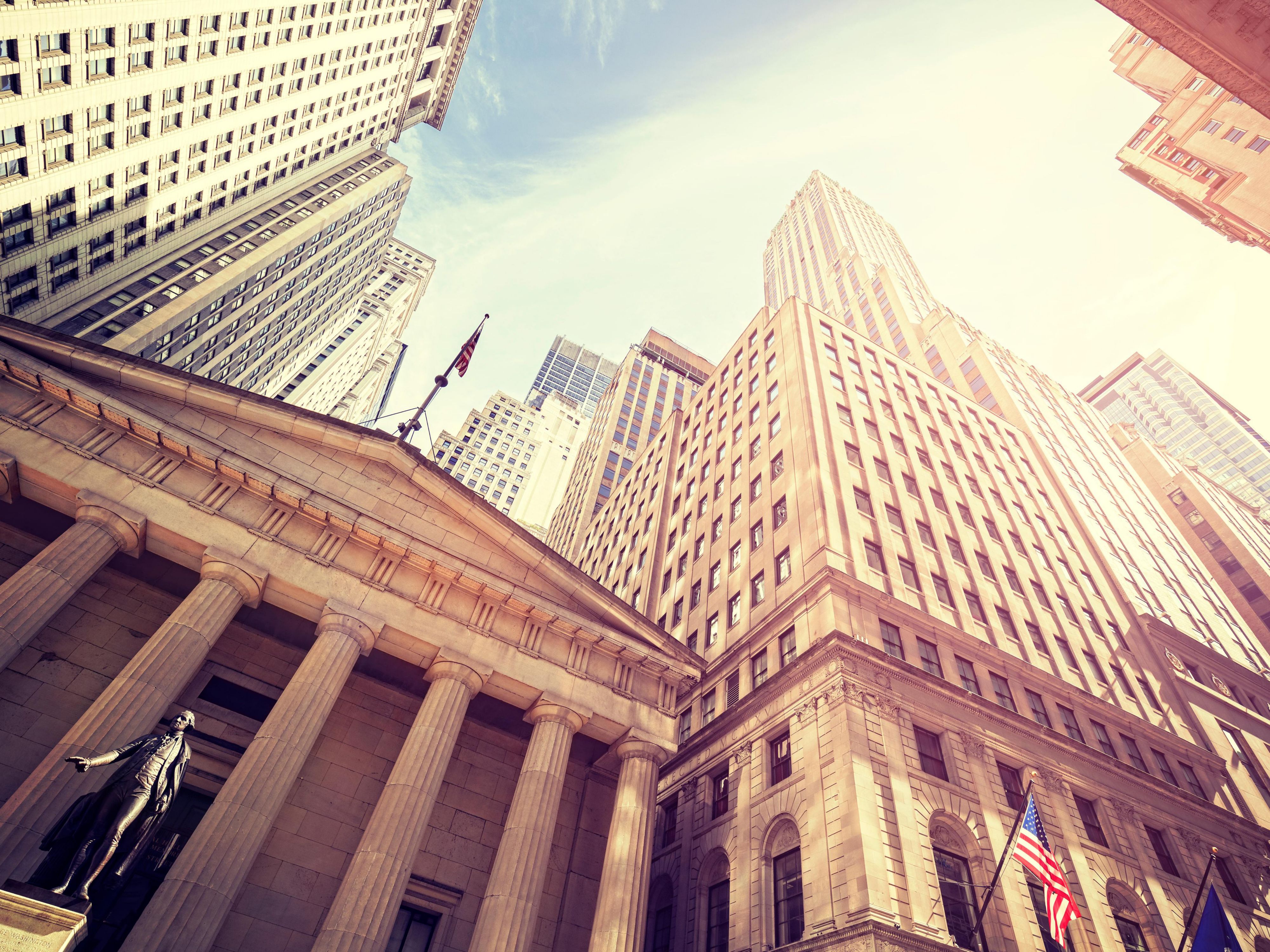 With a prime location, we are the right choice for corporate groups, leisure and business travelers. Enjoy easy access to top attractions in NYC, short commutes to major meeting venues like Jacob Javits, Metropolitan Pavilion, major business and corporate offices. Plus City Hall, New York Stock Exchange and Financial District just beyond our doors.