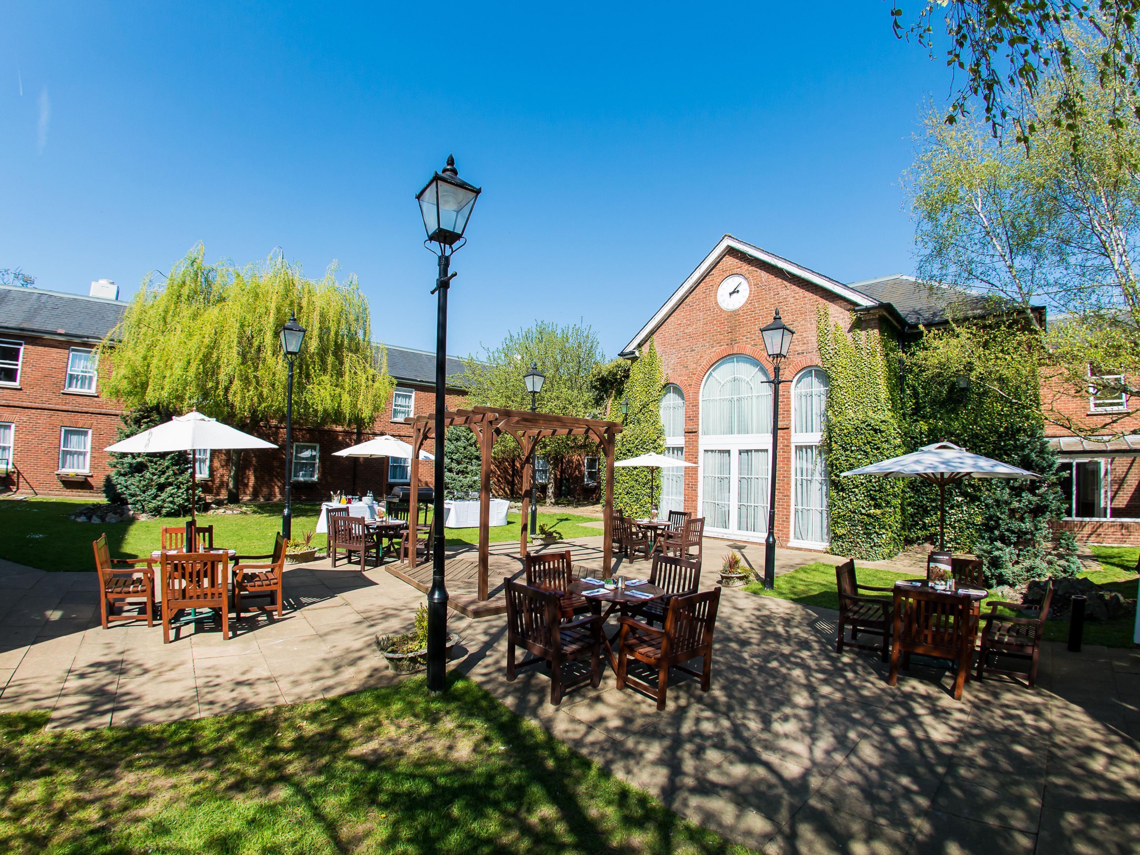 Our hotel has a range of food and drink options for our guests to enjoy. Our lounge and bar areas are open throughout the day and offer a relaxing place to grab a drink, a hearty meal or a light bite. 