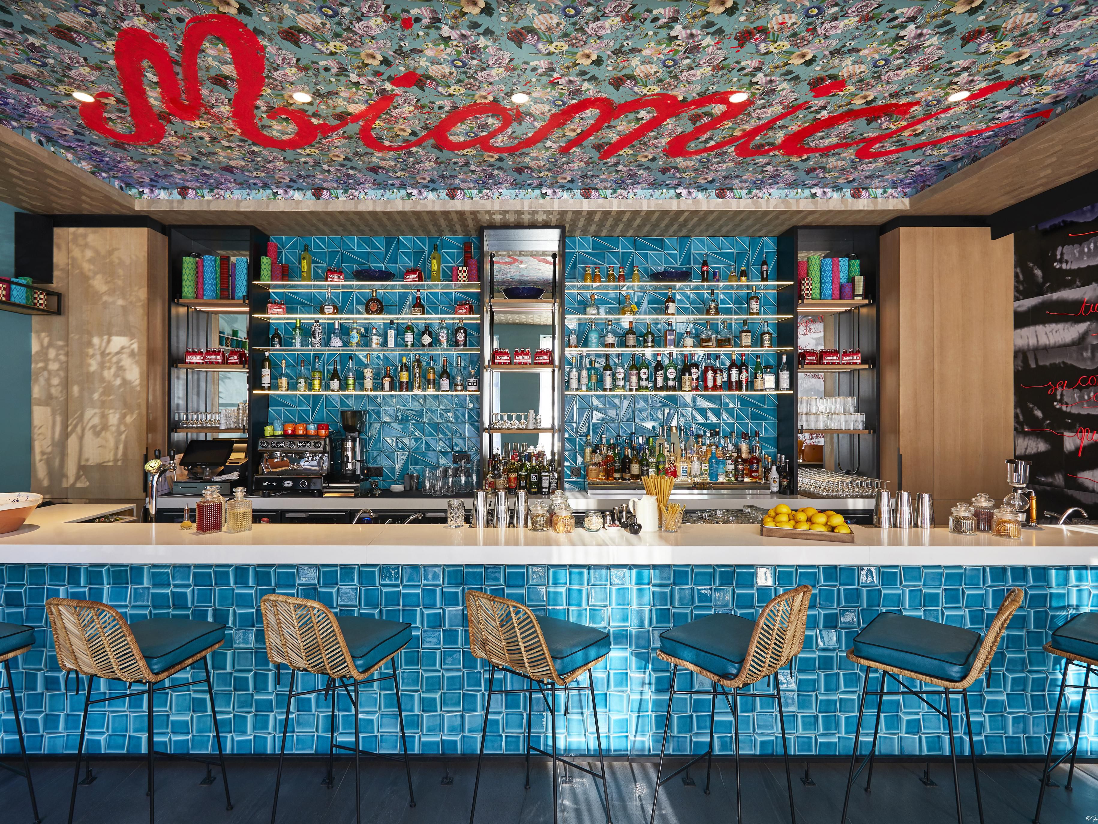 Our Miamici Bar will surprise you with its cocktails. In a warm and friendly atmosphere, it's the perfect place to enjoy an aperitif, share some antipasti, and sip on generous, flavorful signature cocktails!