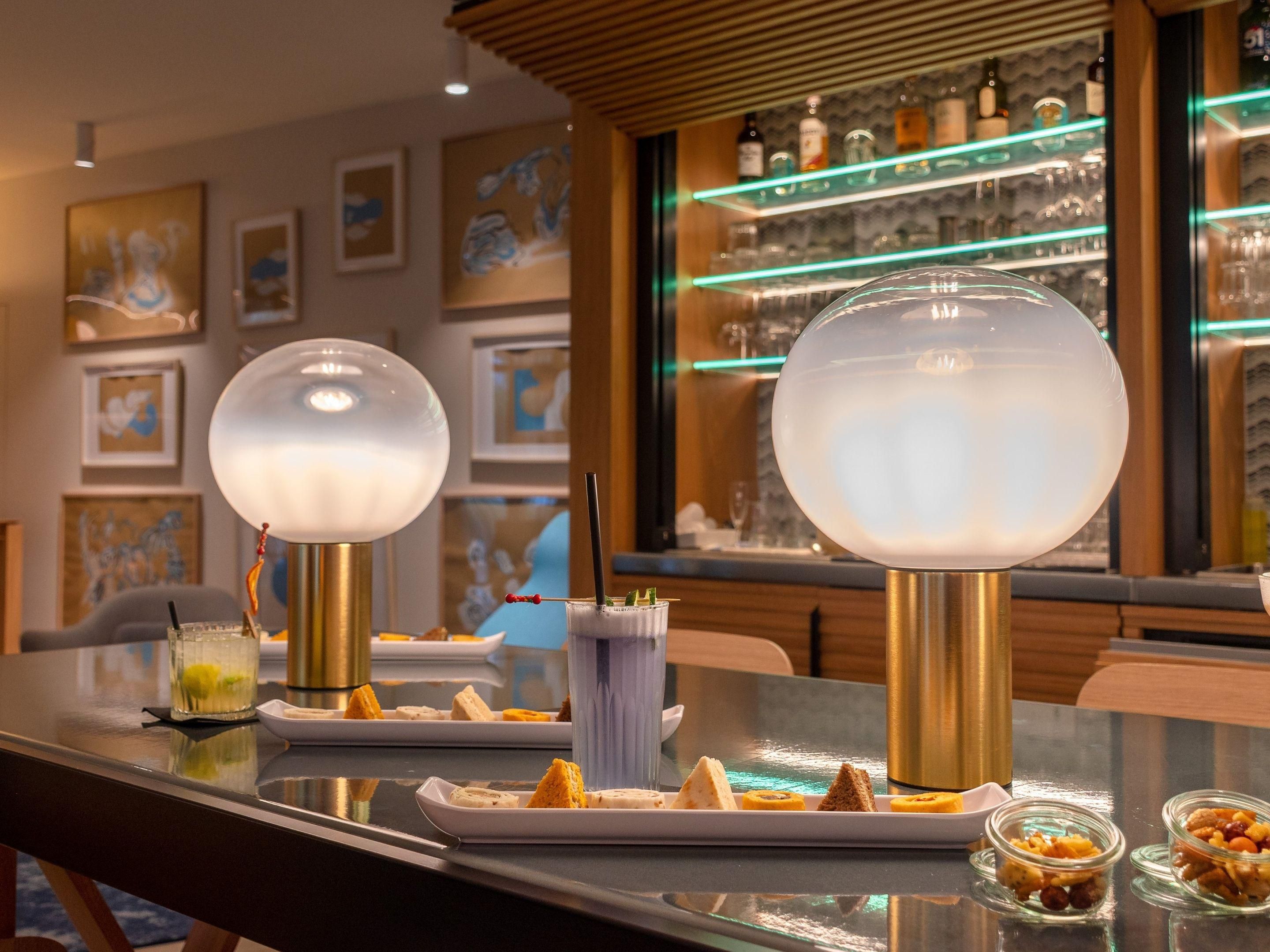 During winter, discover our Cocktail Bar located in our lobby. In a cozy and warm atmosphere, it is a real invitation to relaxation and a unique mixology experience.