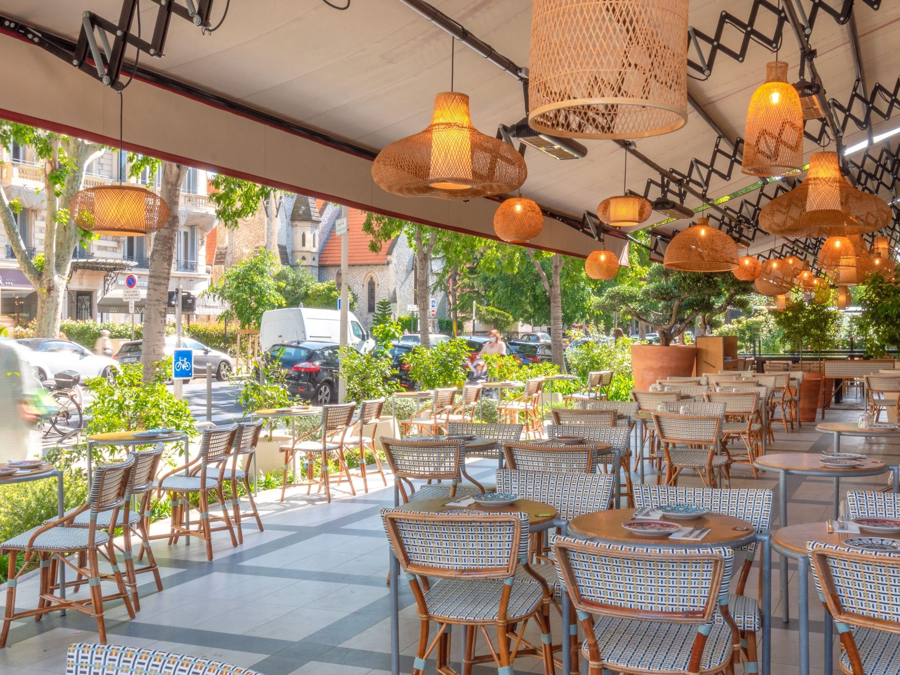 Come and discover our wonderful terrace with a Mediterranean touch, embellished with lemon, orange and olive trees. Sip a cocktail and a delicious dish of our fresh products card and relax in this verdant space !