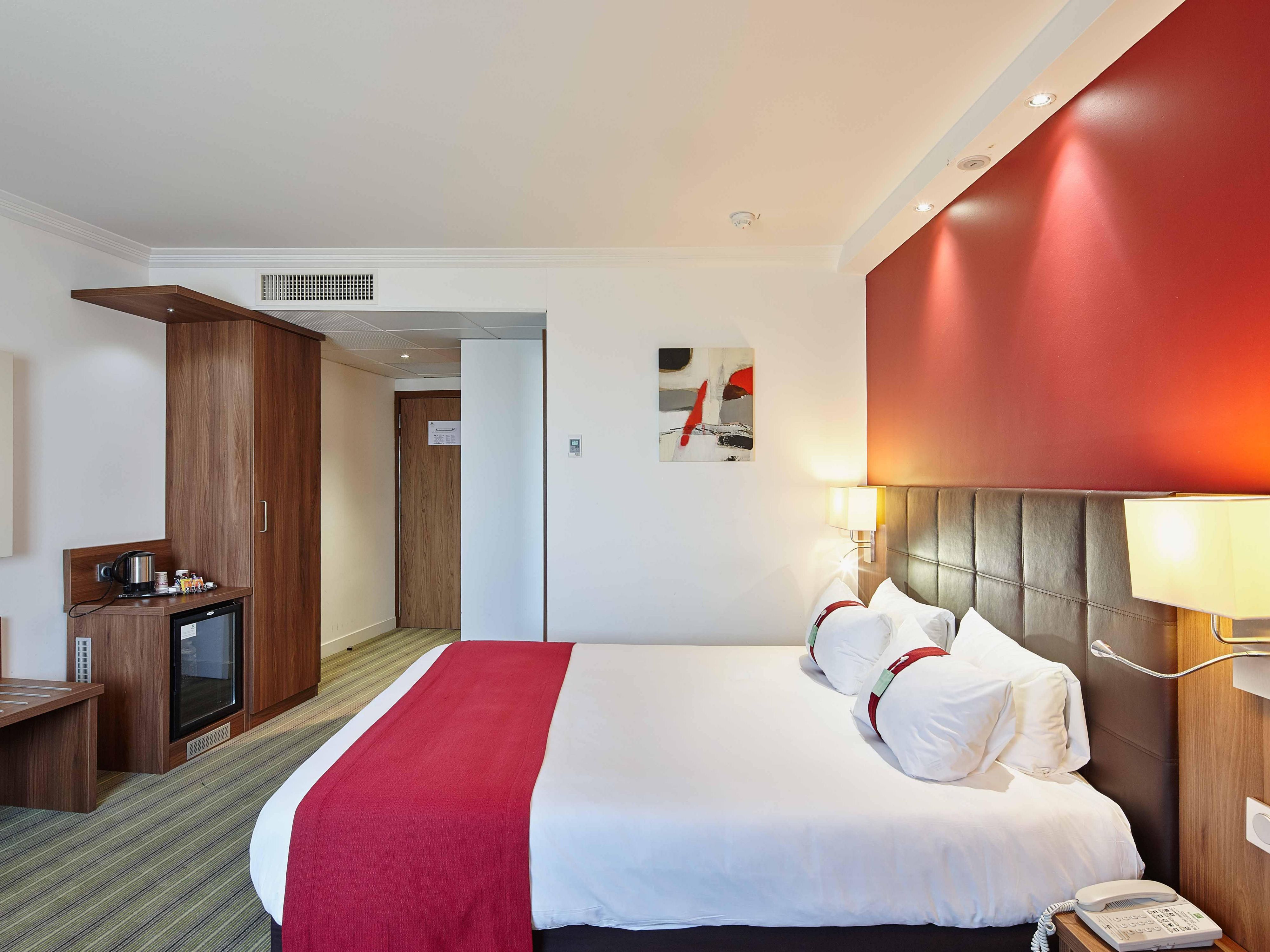 Queen Bed Guest Room