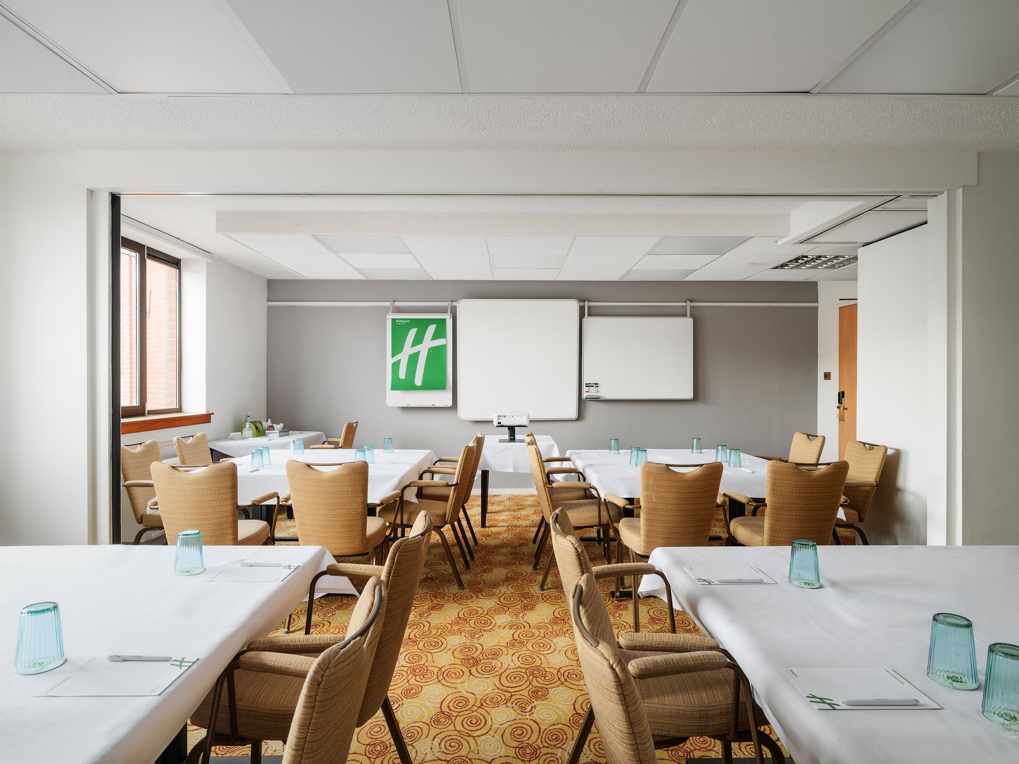 When it comes to your business trip, we've got you covered. We provide a comprehensive range of specialised services and amenities to ensure your success whilst you're on the road.  
Build your ideal package and our experienced staff will ensure your meeting runs smoothly.