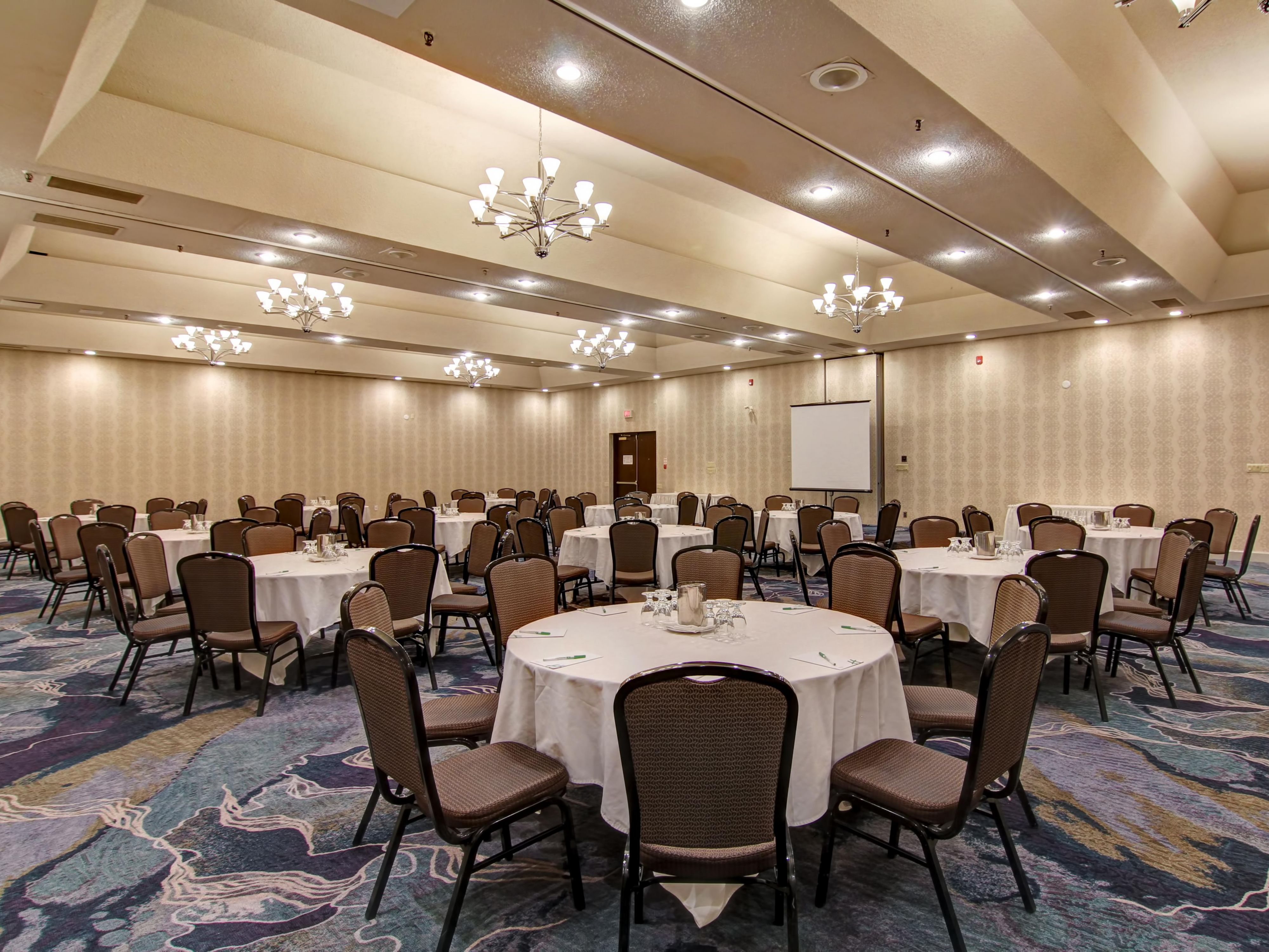 Host your next event in one of our versatile event spaces, including two elegant ballrooms, one intimate boardroom, and four fully equipped meeting rooms. Ideal for social gatherings, business meetings or conferences, our venues are complemented by customized catering and an experienced event planner. 
