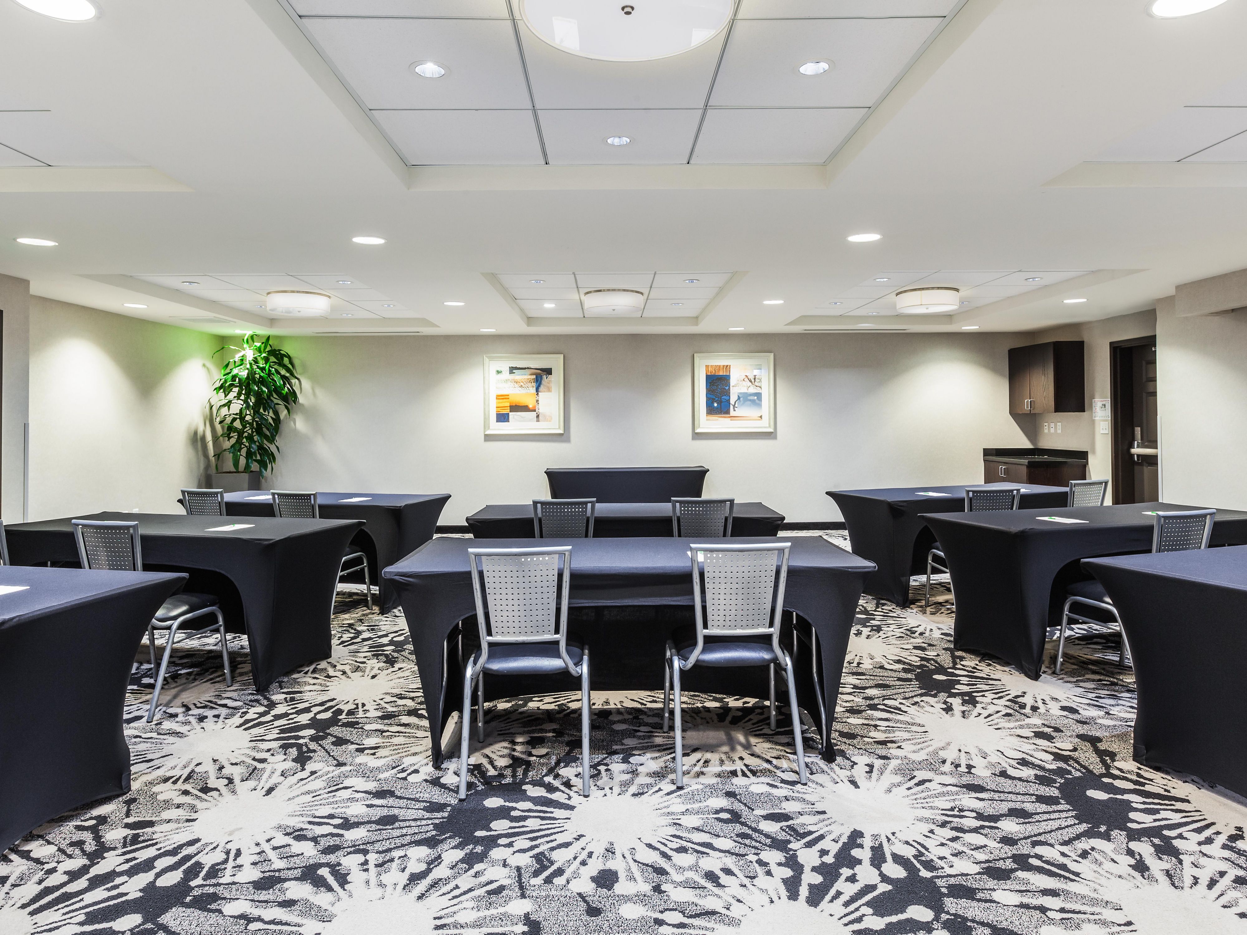 Looking for the perfect venue to host your next meeting, conference, or corporate event? Look no further! Our versatile meeting space is designed to accommodate up to 30 people, all while providing a professional and inspiring environment.