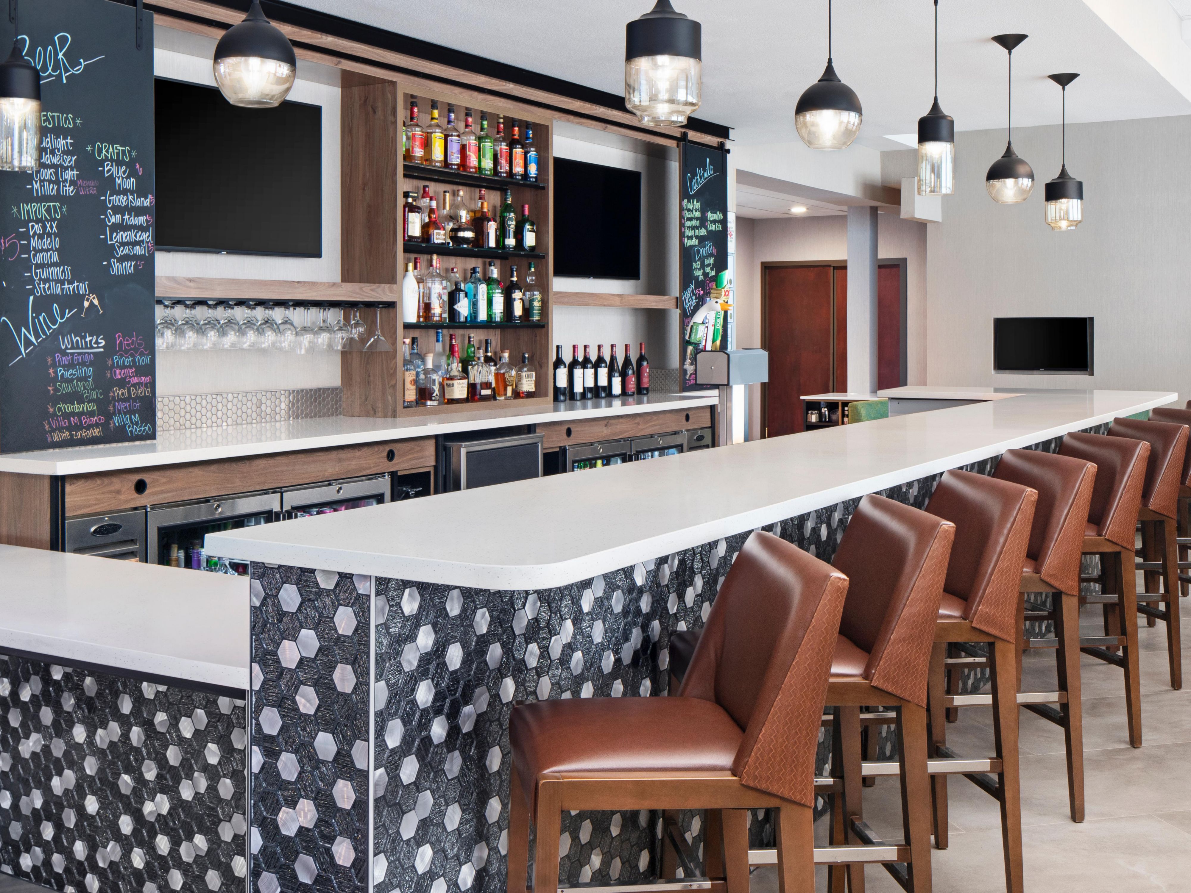 Indulge in a memorable dining experience at The Hub, offering a delicious breakfast buffet with a variety of hearty breakfast selections and a new menu with expertly crafted dinner dishes, all complemented by refreshing beverages. Whether you're enjoying a casual meal or marking a special occasion, The Hub provides the perfect setting.