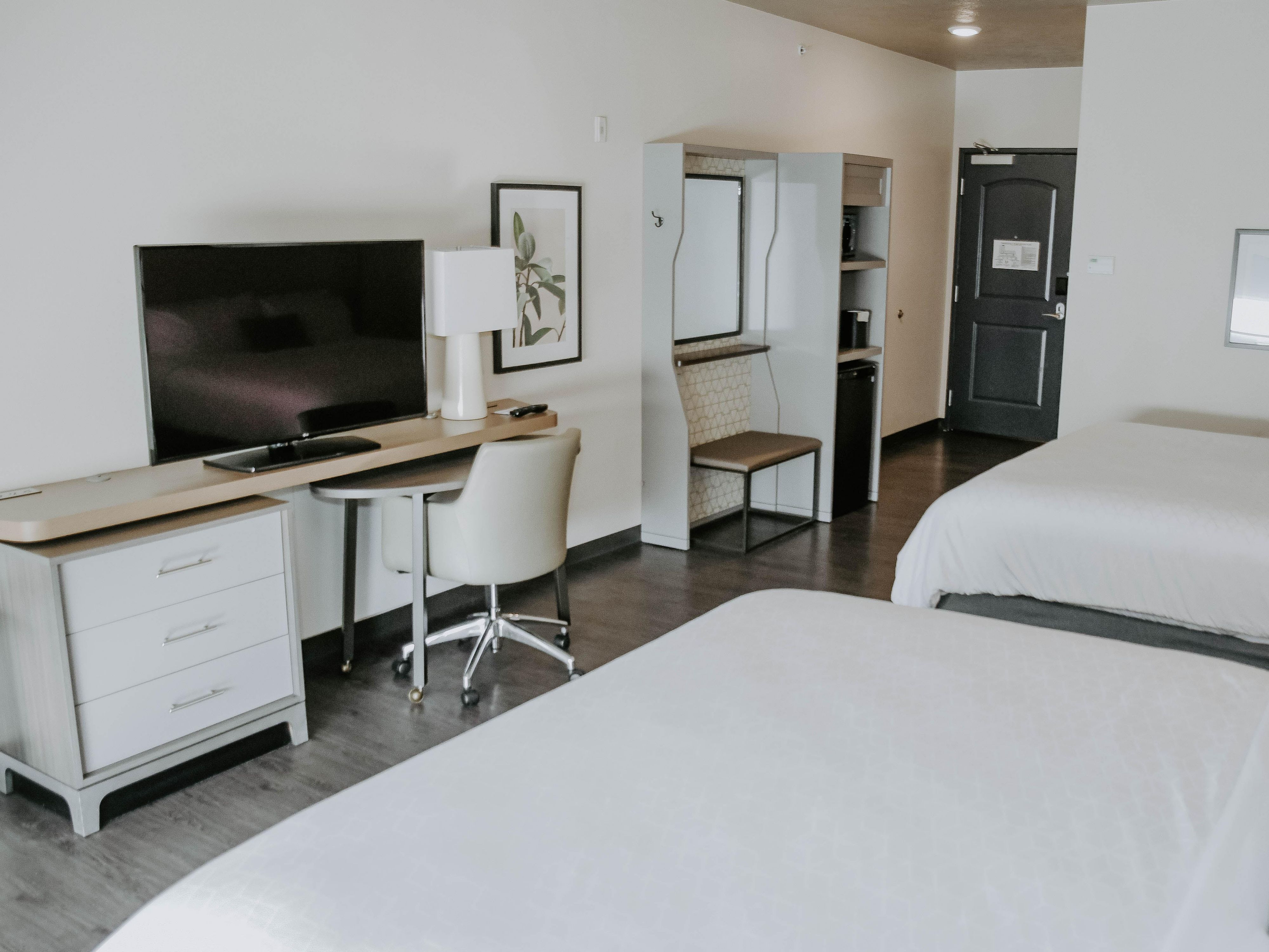 Our spacious rooms hold 2 king beds with plenty of room to spare!