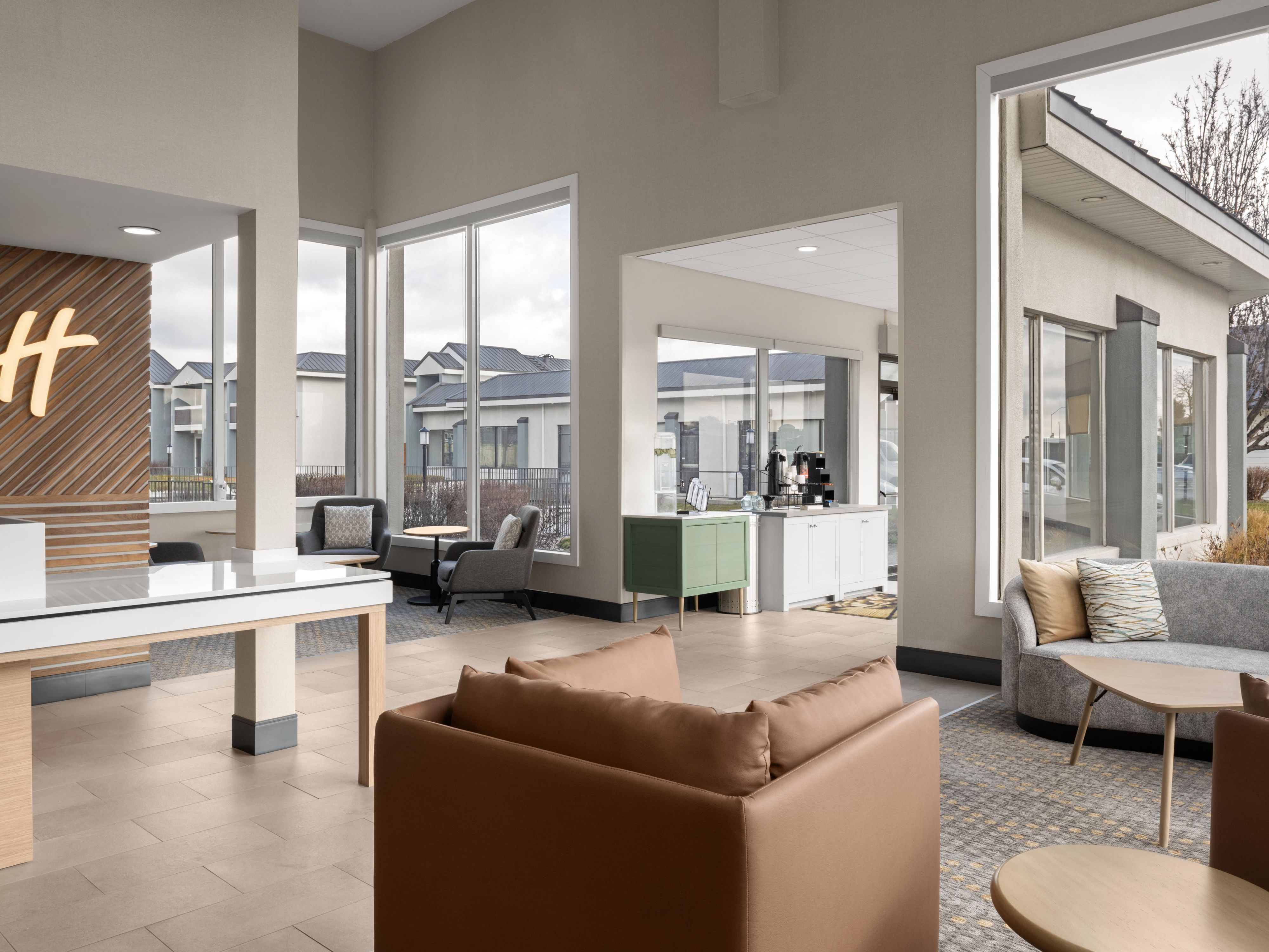 The Holiday Inn Ontario, OR, is approximately 30 miles (48 km) from Nampa, ID, which takes about 30-35 minutes by car via Interstate 84. In contrast, it is around 60 miles (97 km) from Boise, ID, requiring approximately 1 hour of driving time. Both distances make the Holiday Inn a convenient option for travelers between these locations.