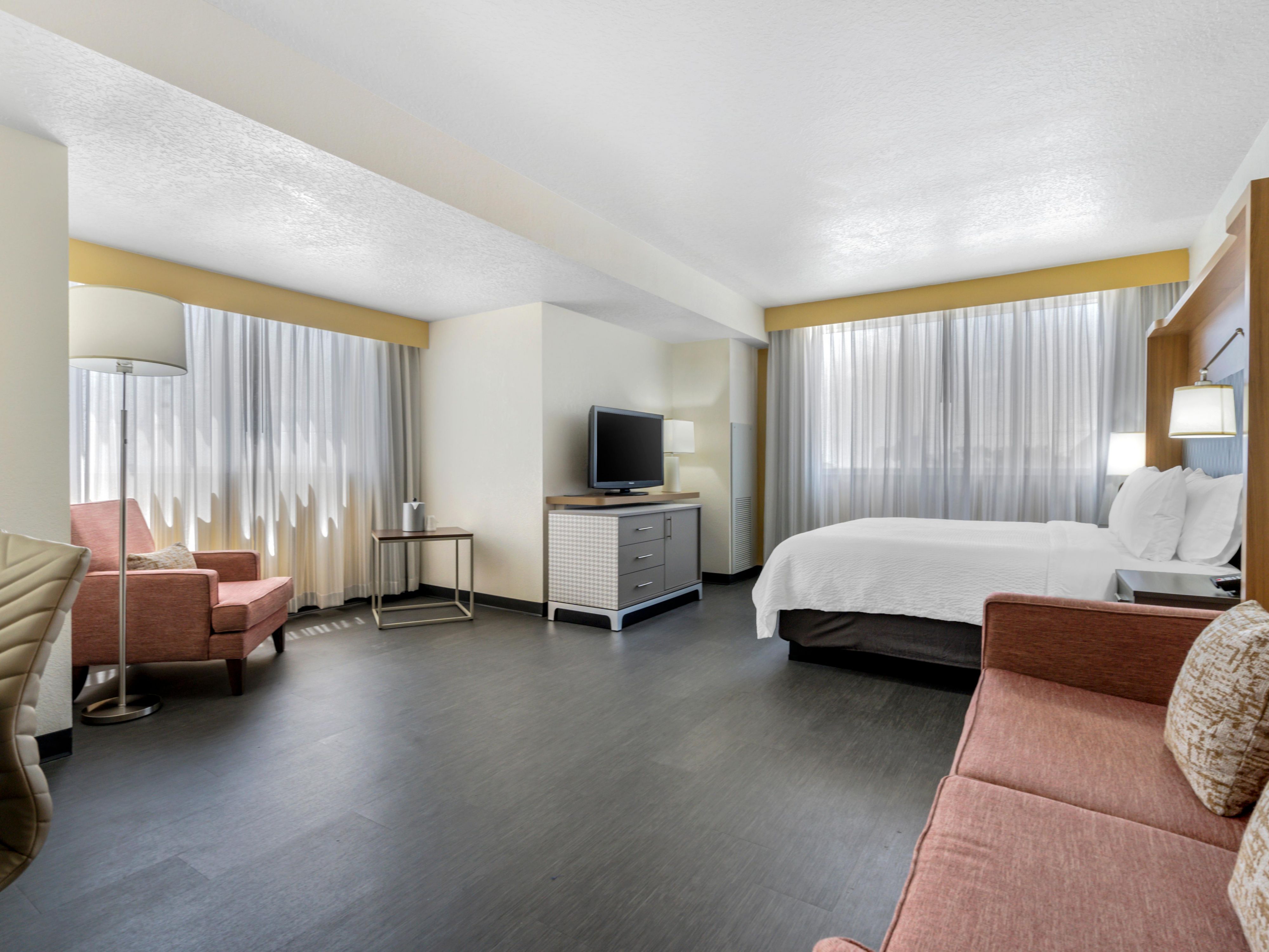 Experience smart and comfortable stays at our recently renovated Orlando hotel. Our modern guest rooms, tastefully updated with today's traveler in mind, offer a refreshing and inviting retreat. Gather in our spacious lobby and consider our beautiful and adaptable meeting spaces for hosting large events or meetings.