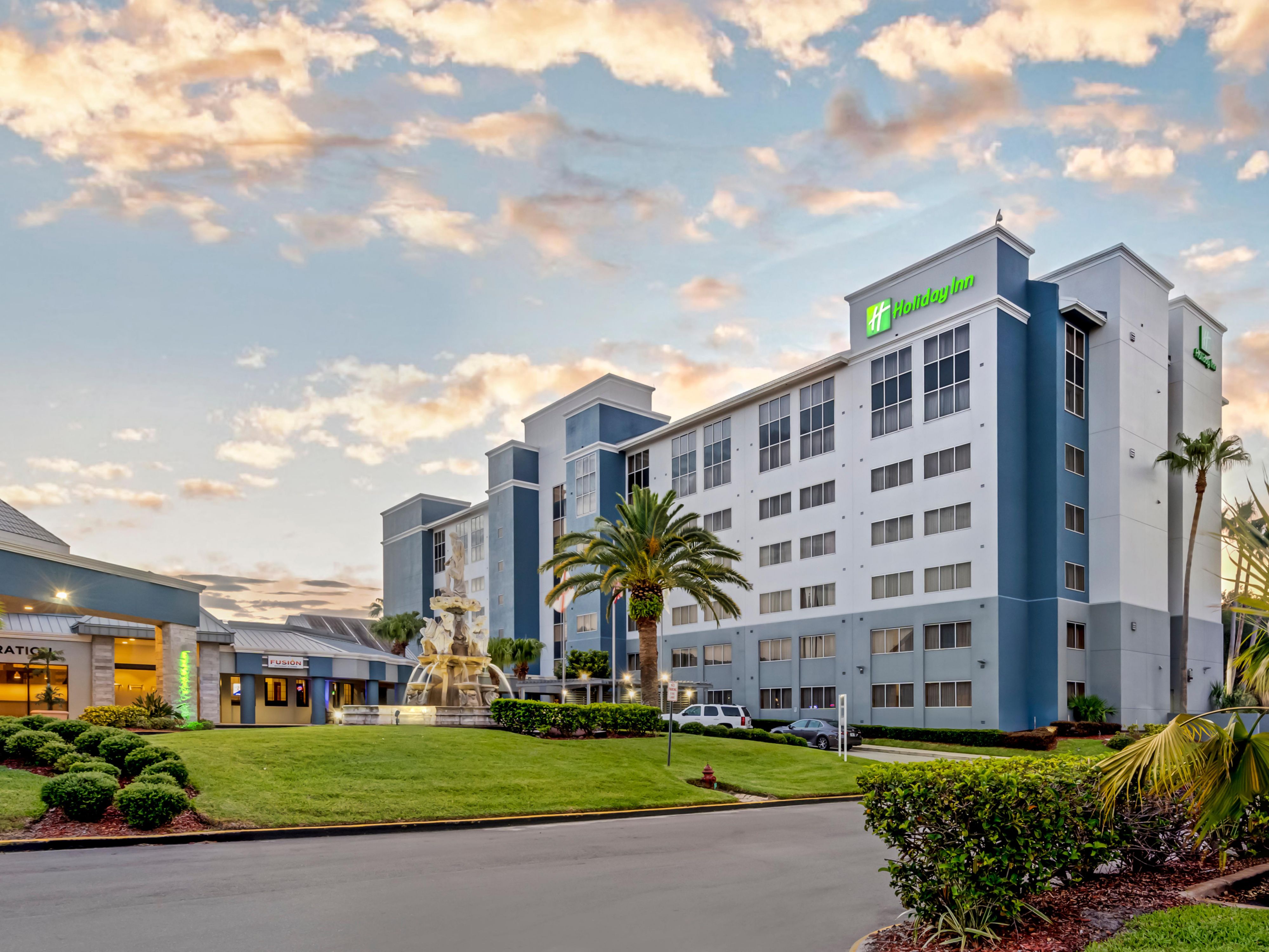 Enjoy top amenities at our hotel near the Orlando Convention Center like a large outdoor pool and Fitness Center. Take advantage of our free theme park shuttle, free parking, and free Wi-Fi. Savor breakfast and dinner at our on-site restaurant, where kids under 12 eat free and enjoy exceptional concierge service for an unforgettable stay.