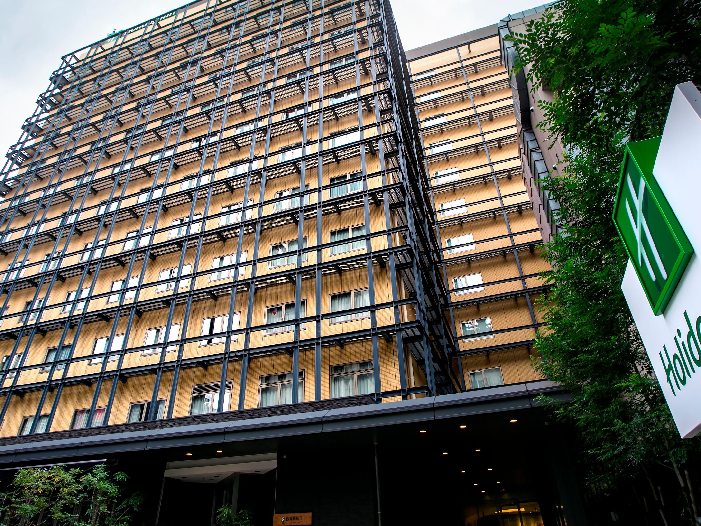 Our hotel offers a variety of rooms to cater to different needs. Adorned with Holiday Inn's signature green accents, each room features a spacious layout, ensuring a relaxing stay. Ideal for families and groups, all rooms are equipped with a range of thoughtful amenities to provide comfort and convenience throughout your stay.