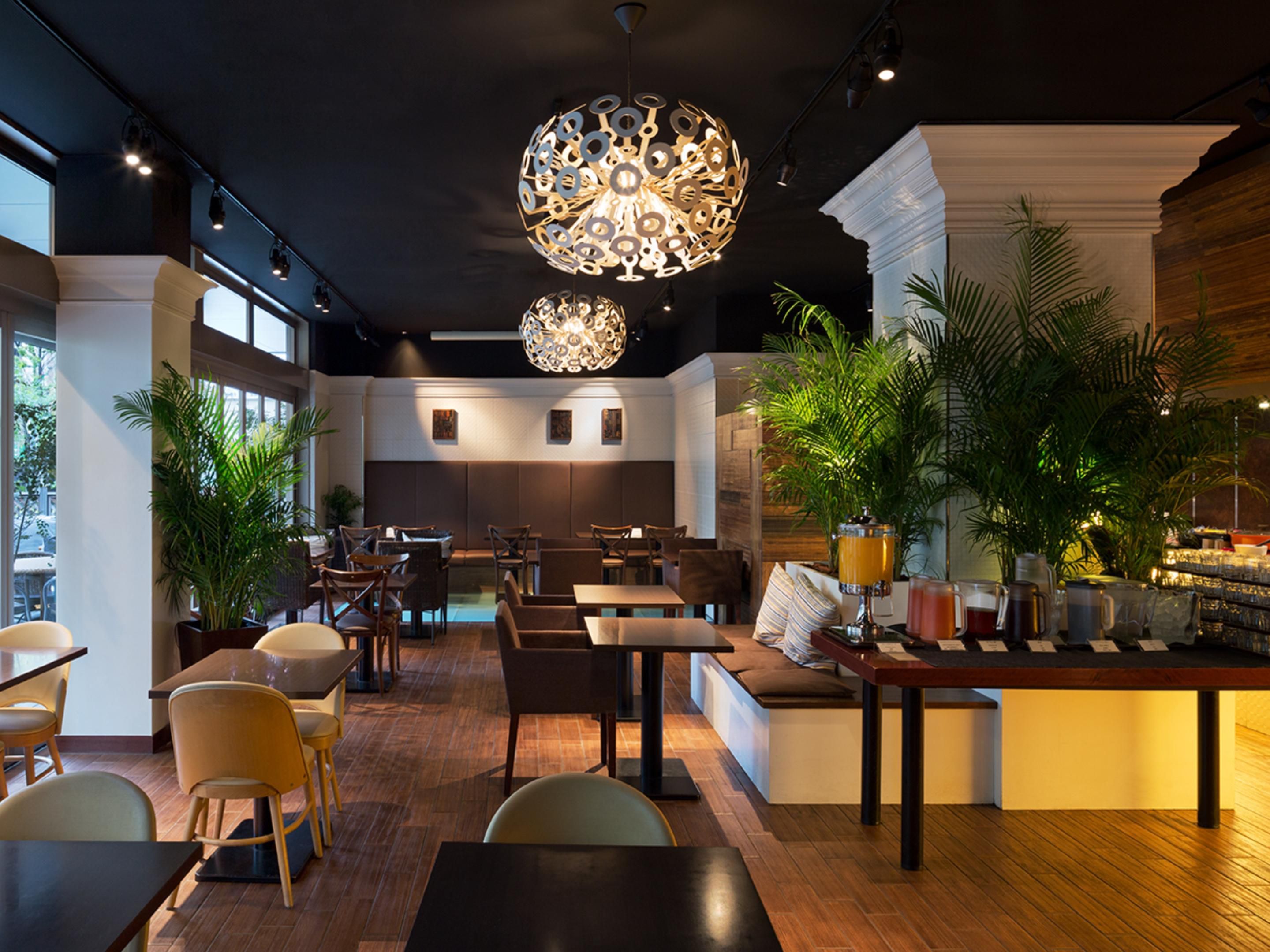 Our restaurant provides a refined setting to enjoy meals throughout the day. Begin your day with a Japanese and Western buffet breakfast, savour Italian-inspired dishes for lunch, or unwind over dinner accompanied by wine. The terrace seating, surrounded by greenery, offers a serene, open space for a pleasant dining experience.