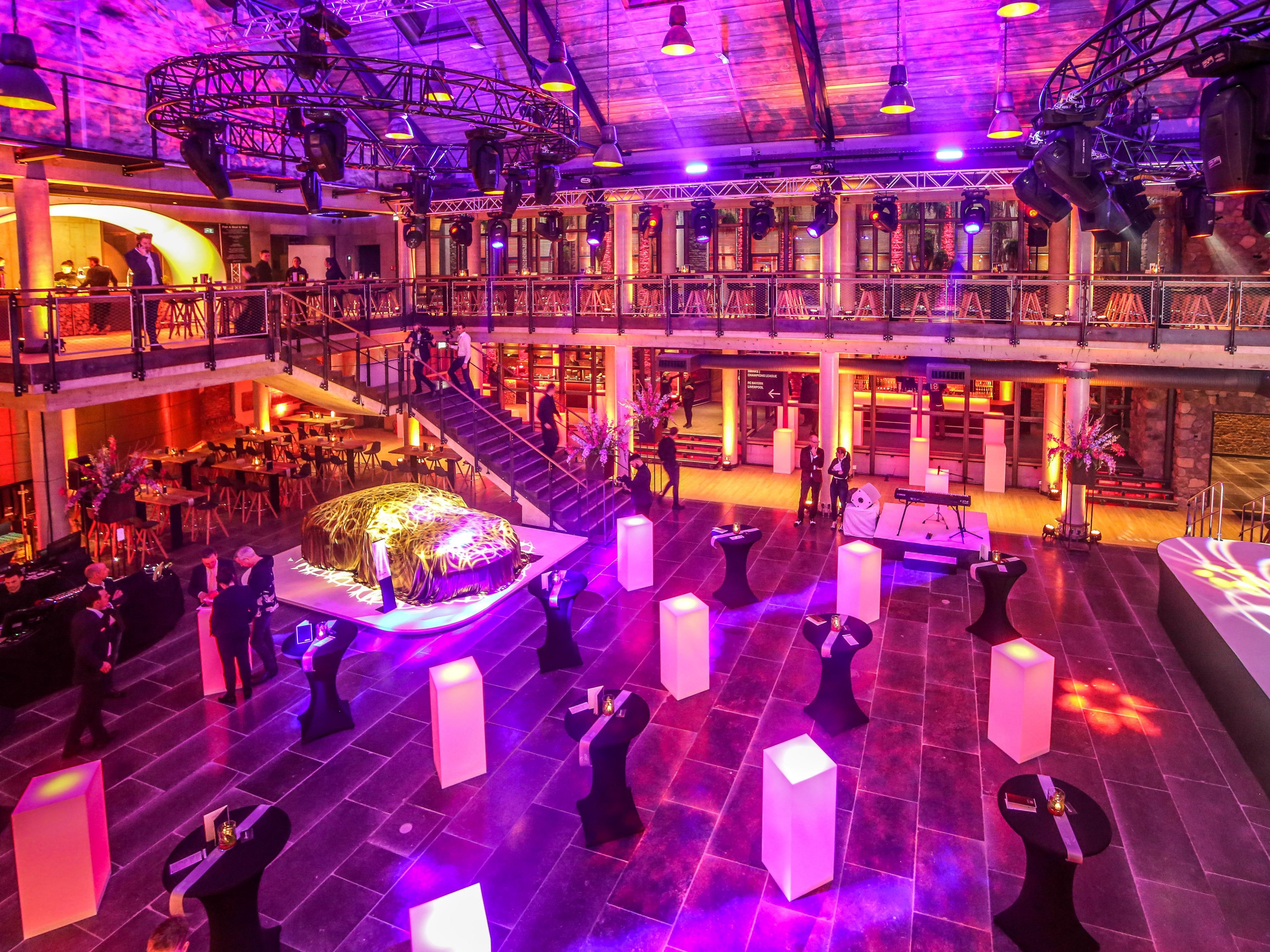 You need a lot of space for your big event, e.g. a wedding, meeting, company party or product presentation?
With the Alando Palais we have unique and spacious rooms that will make your event shine.
With our professional team on site, you have the perfect partner for your big event.