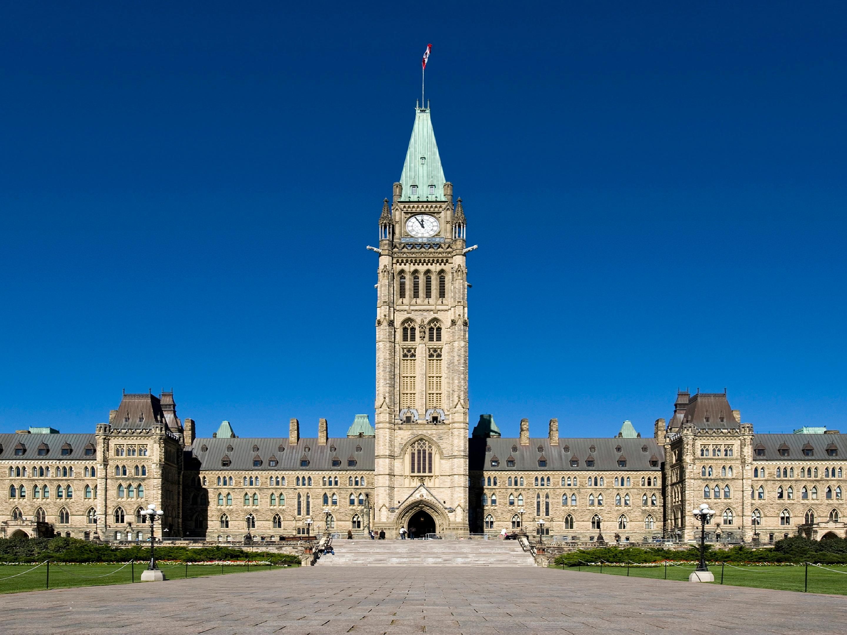 Situated off the 417, our hotel offers easy access to Ottawa's best. Ten minutes from downtown, enjoy proximity to Parliament Hill, the Rideau Canal, and the National Gallery. Across the street, explore St. Laurent Shopping Mall's shops and dining. With excellent public transit, including the new LRT, navigating Ottawa from our hotel is effortless.