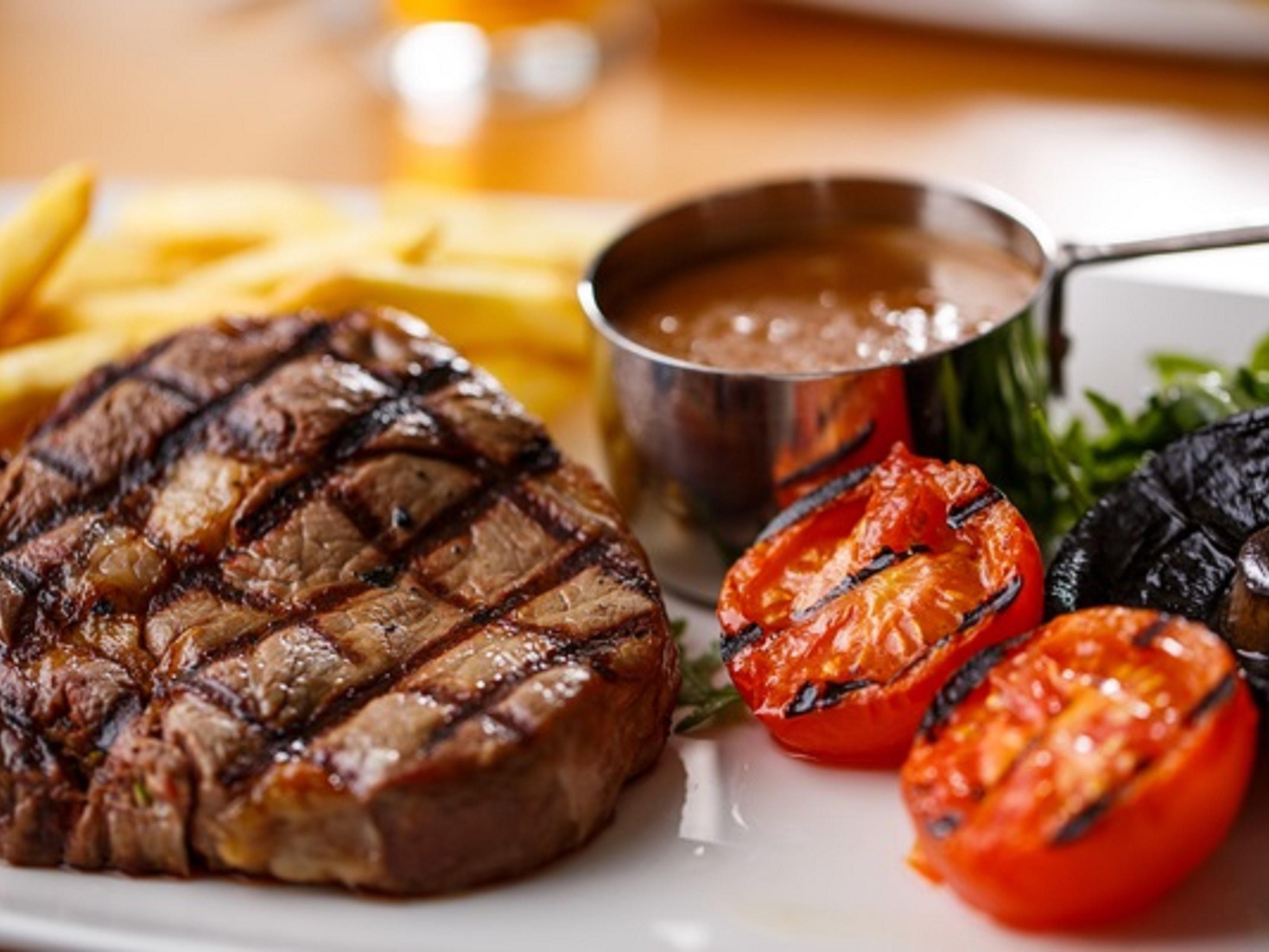 Enjoy international and locally inspired cuisine in our lobby restaurant and bar. Our relaxed eatery serves British and American classics – from burgers and salads to fish and chips. Enjoy a range of breakfast options each morning with tea, coffee and juices. Sip a pint of beer or a glass of wine in the cheerful lounge or on the patio.