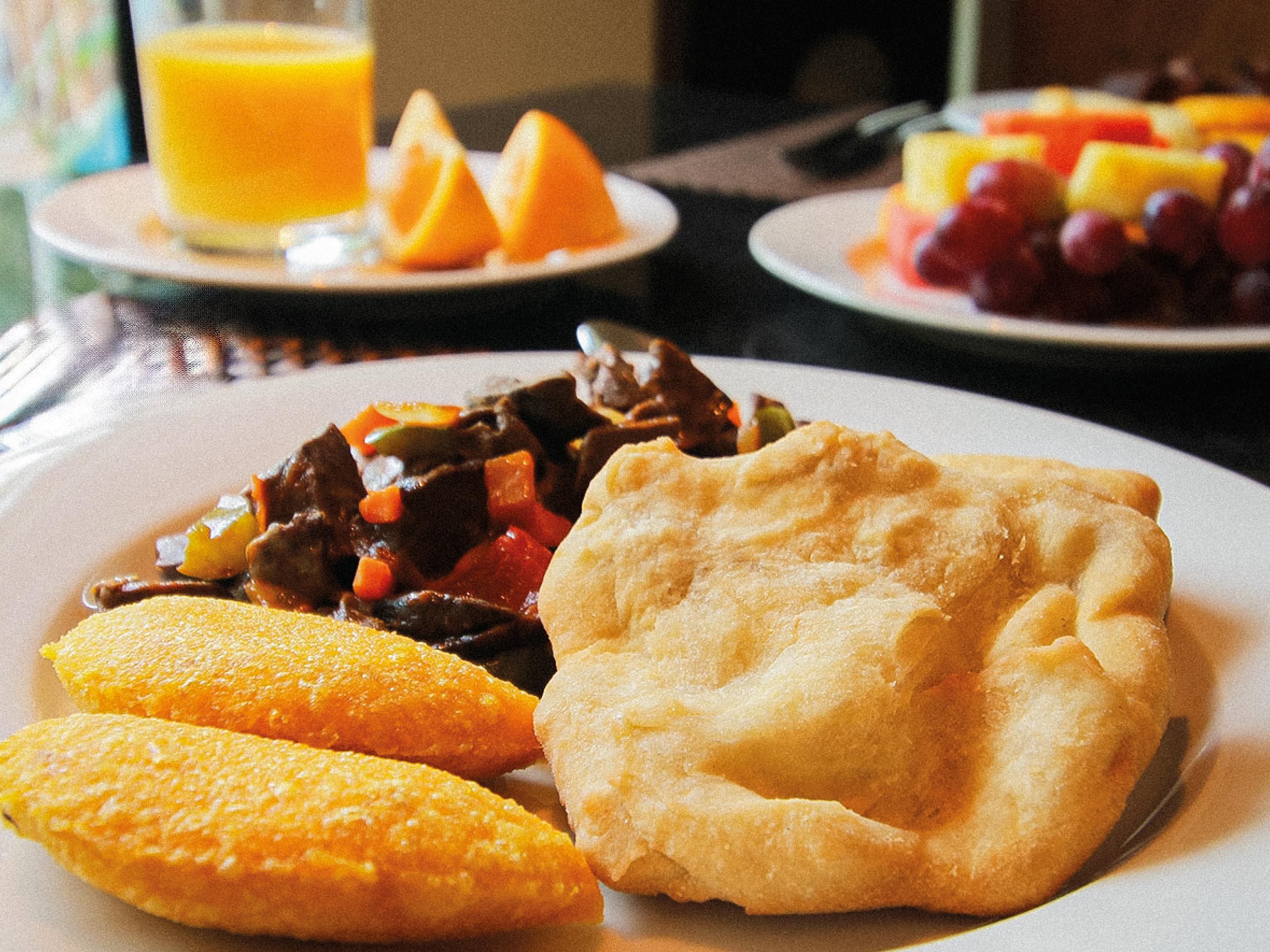 Flavors That Awaken Tradition 
Start your Sunday with the best of our local cuisine. Enjoy a traditional Panamanian breakfast full of flavor, culture, and warmth.
 Ship View Restaurant | Every Sunday | 6:30 a.m. – 10:30 a.m.
The taste of Panama awaits you, bright and early!