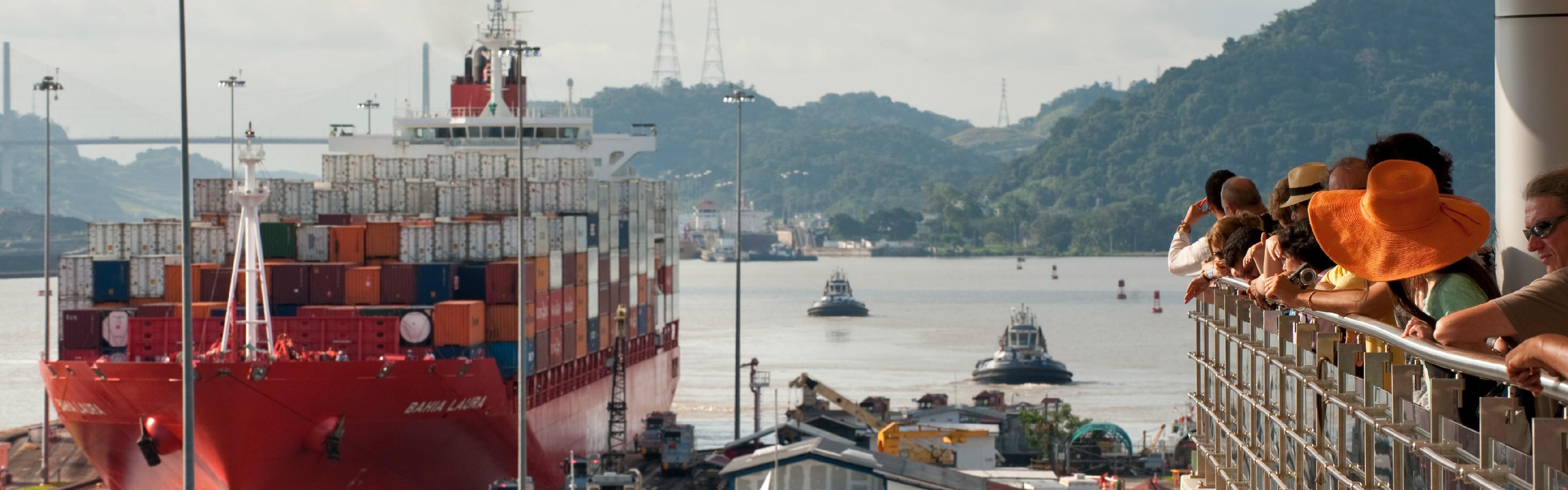 Turistas en el Canal