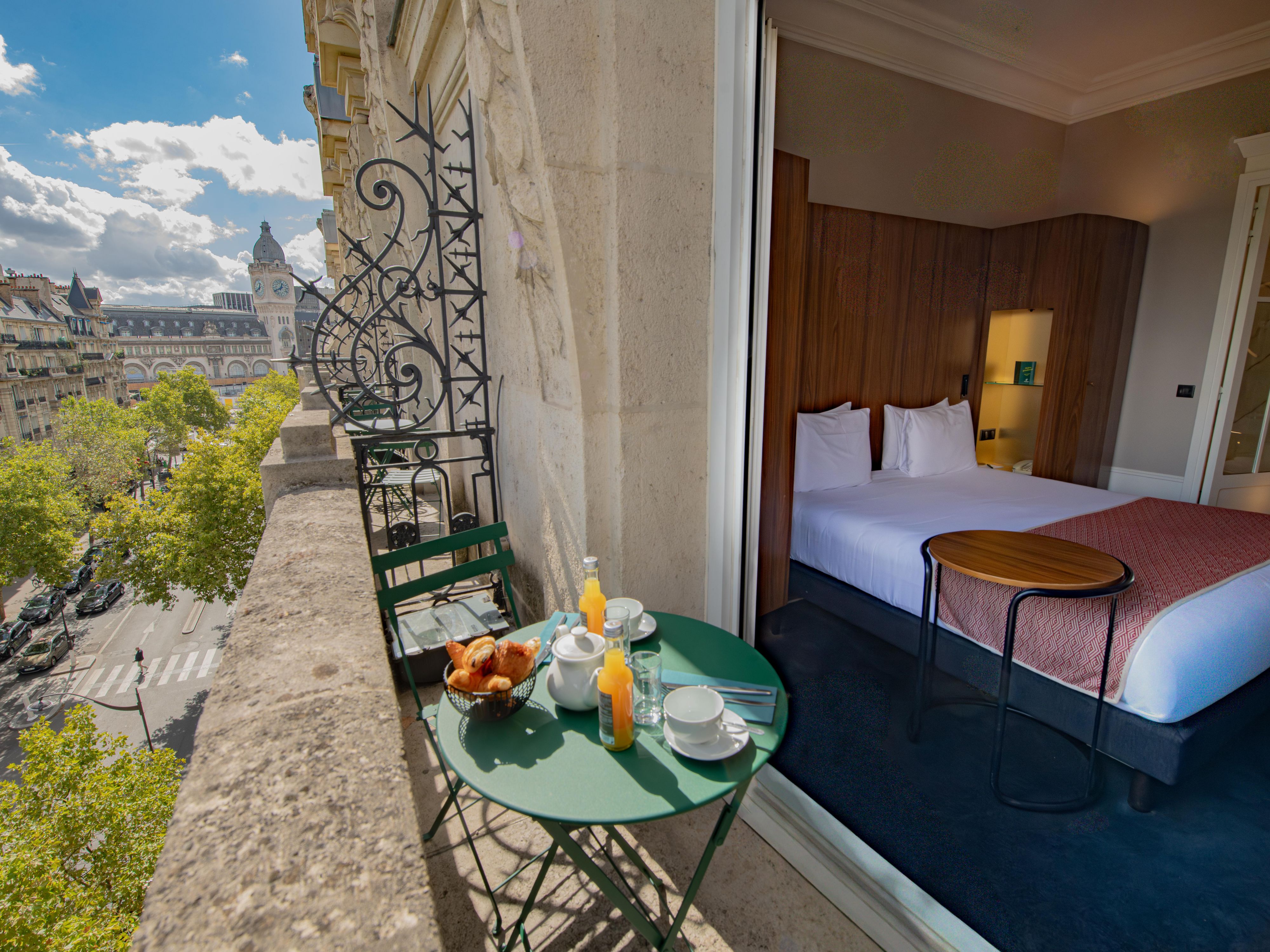 Holiday Inn Paris Gare de Lyon Bastille Street vith balcony