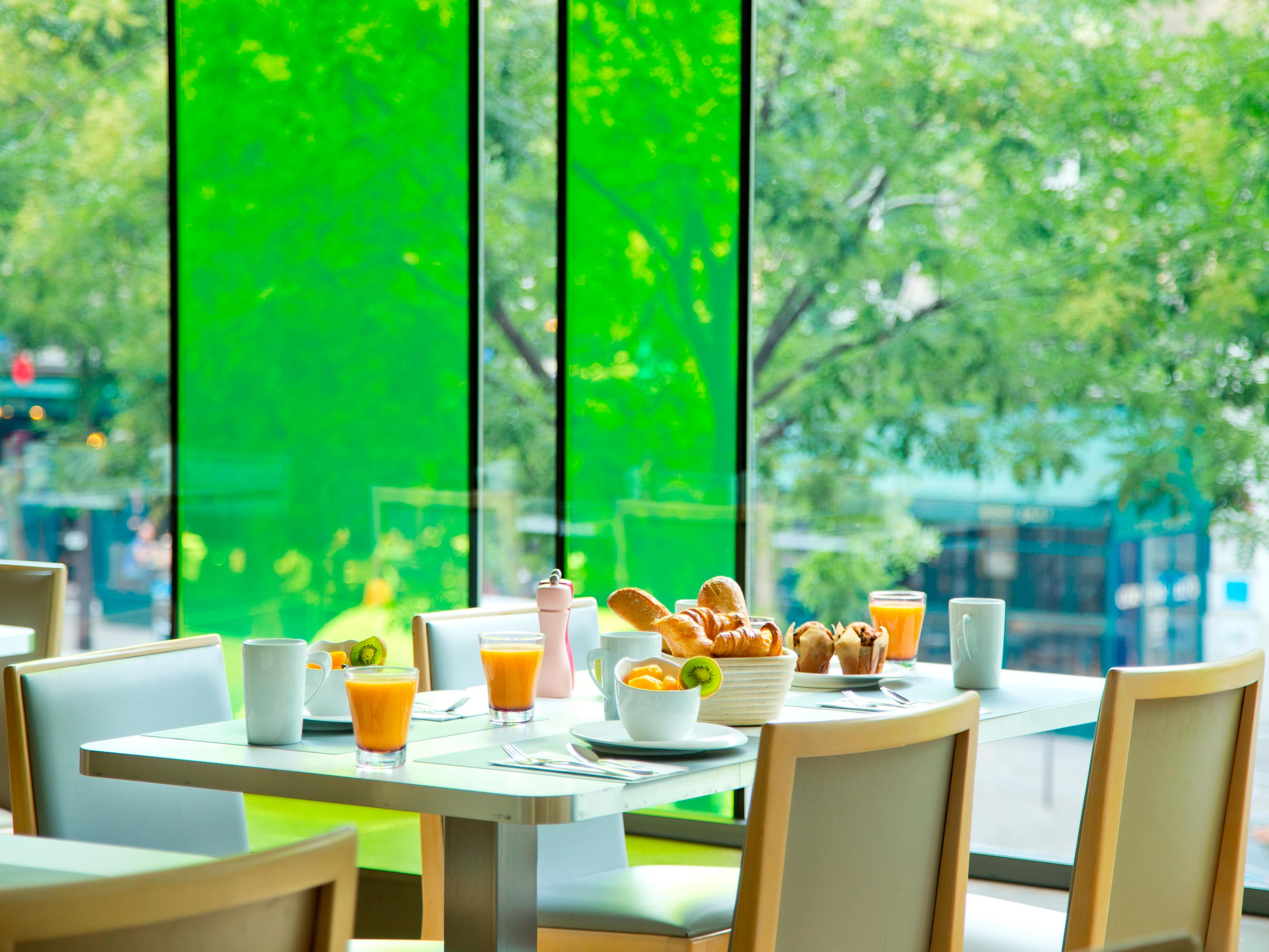 We propose a buffet breakfast to start your day in the best possible way!
Our buffet consists of a wide choice of sweet and savoury dishes, hot drinks and squeezed juices.
Take a seat in our breakfast room with a panoramic view of the Parisian Grands Boulevards.
We serve you every morning until 10:30 am.