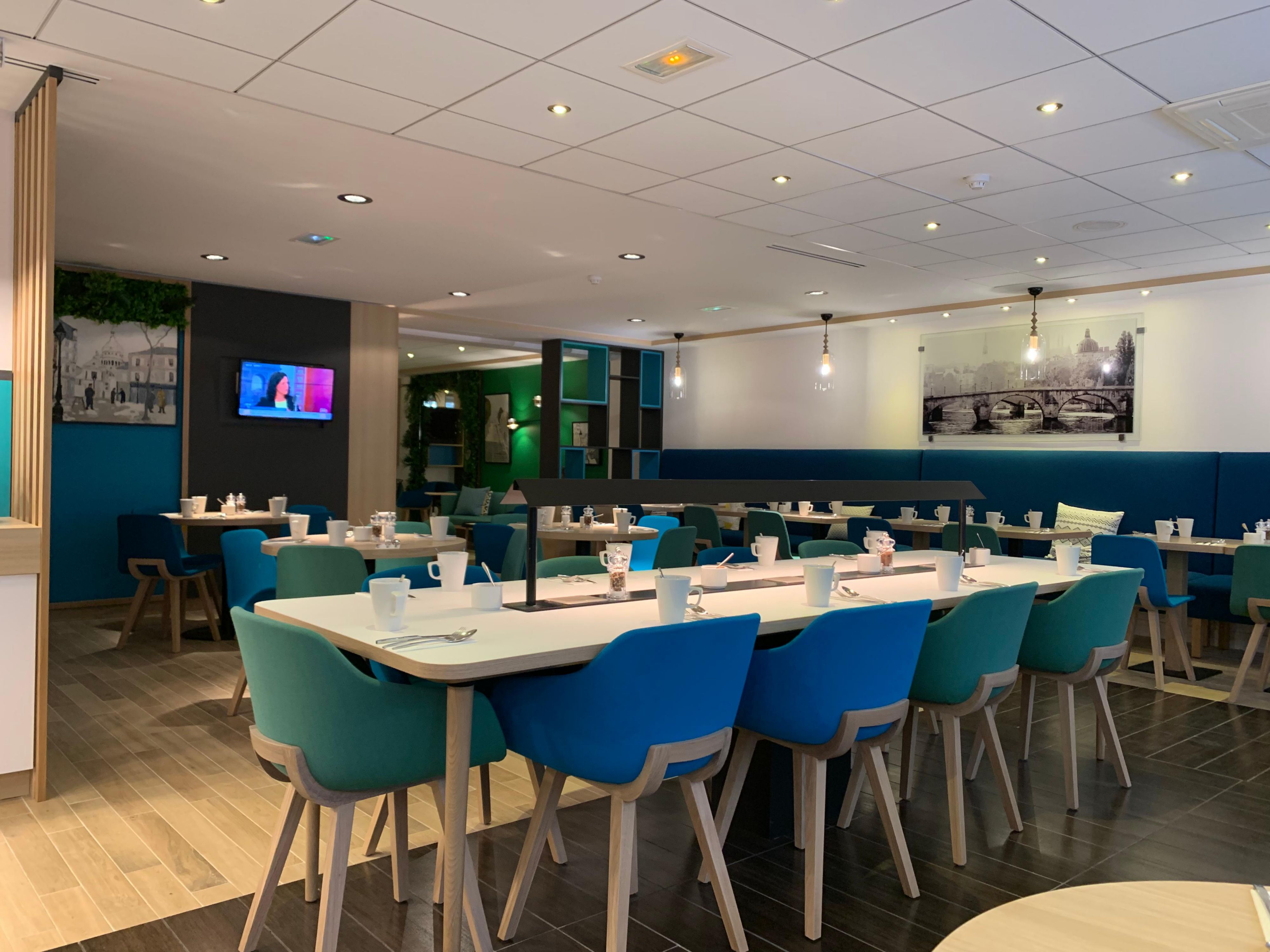 Our new breakfast area will welcome you in the morning, but you can come at any time to enjoy a small meeting with colleagues or just relax and work alone. This place is yours.