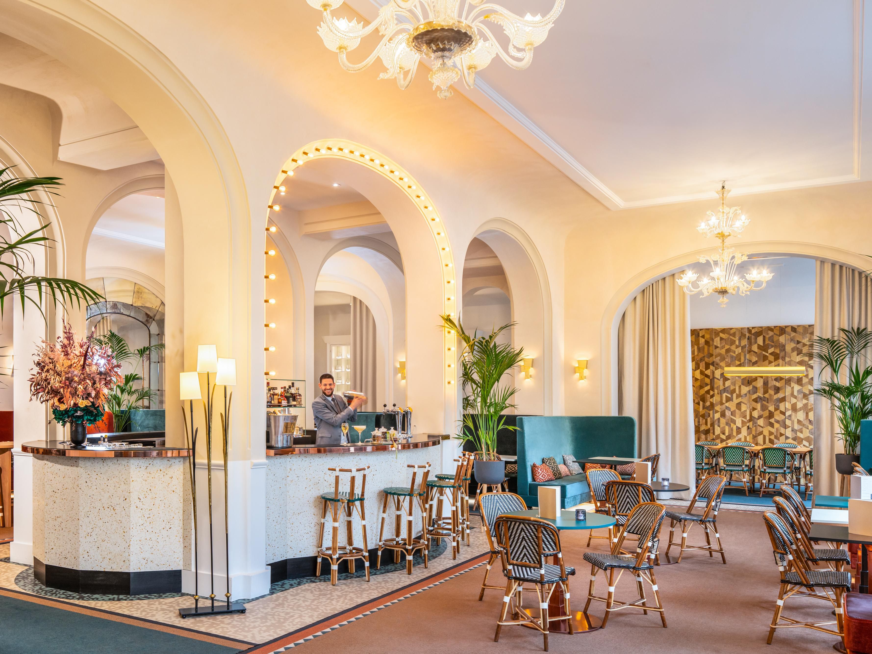 After a day of meetings or Paris sightseeing adventures, grab a beer, wine, cocktails and drinks in the relaxing atmosphere of our lobby bar 1913. Meet friends and colleagues for a glass of wine, cold ale or a spirited cocktail after work or before an evening out in the beautiful city. Our bar is the perfect place to flow into the Paris nightlife.