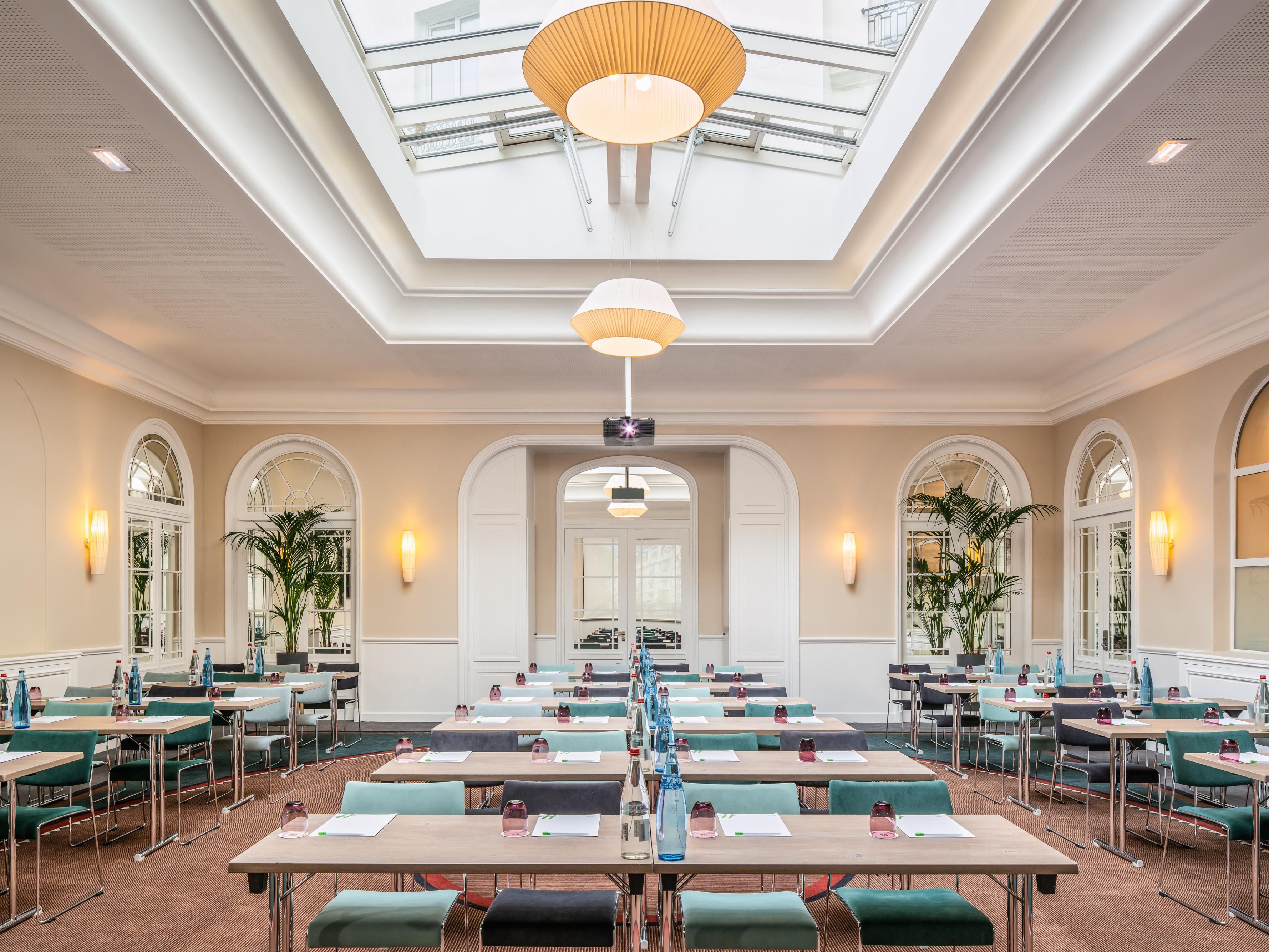 Come discover our meeting spaces for all our seminary from 10 to 140 persons. We have seven meeting rooms, five of which  have  natural  lighting.