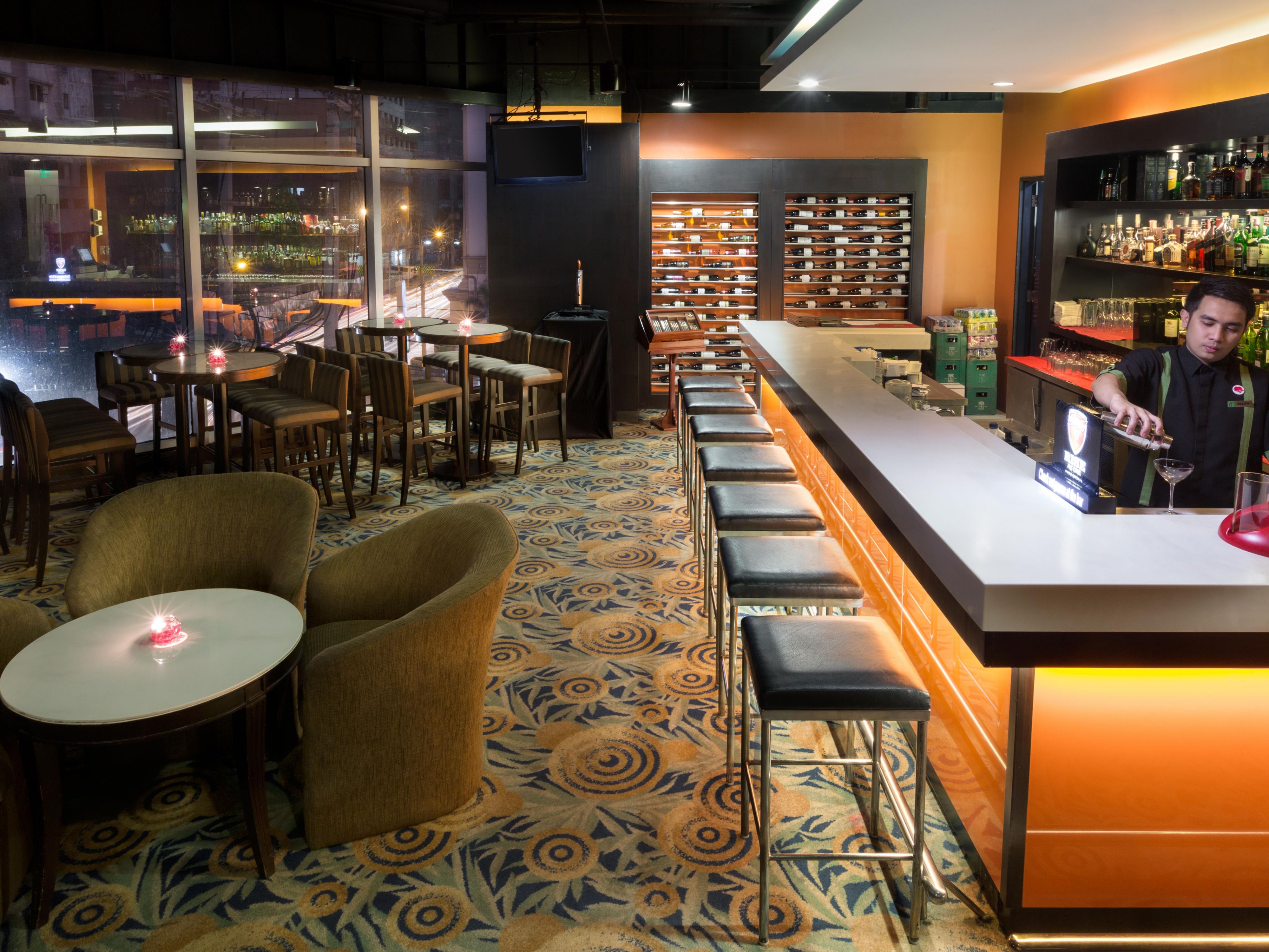 After a long day, head to The Gallery Bar, your go-to spot for good drinks, live music, and a relaxed vibe. Catch up with friends or colleagues over refreshing cocktails and delicious snacks, and enjoy an evening that stays with you even after the music ends.