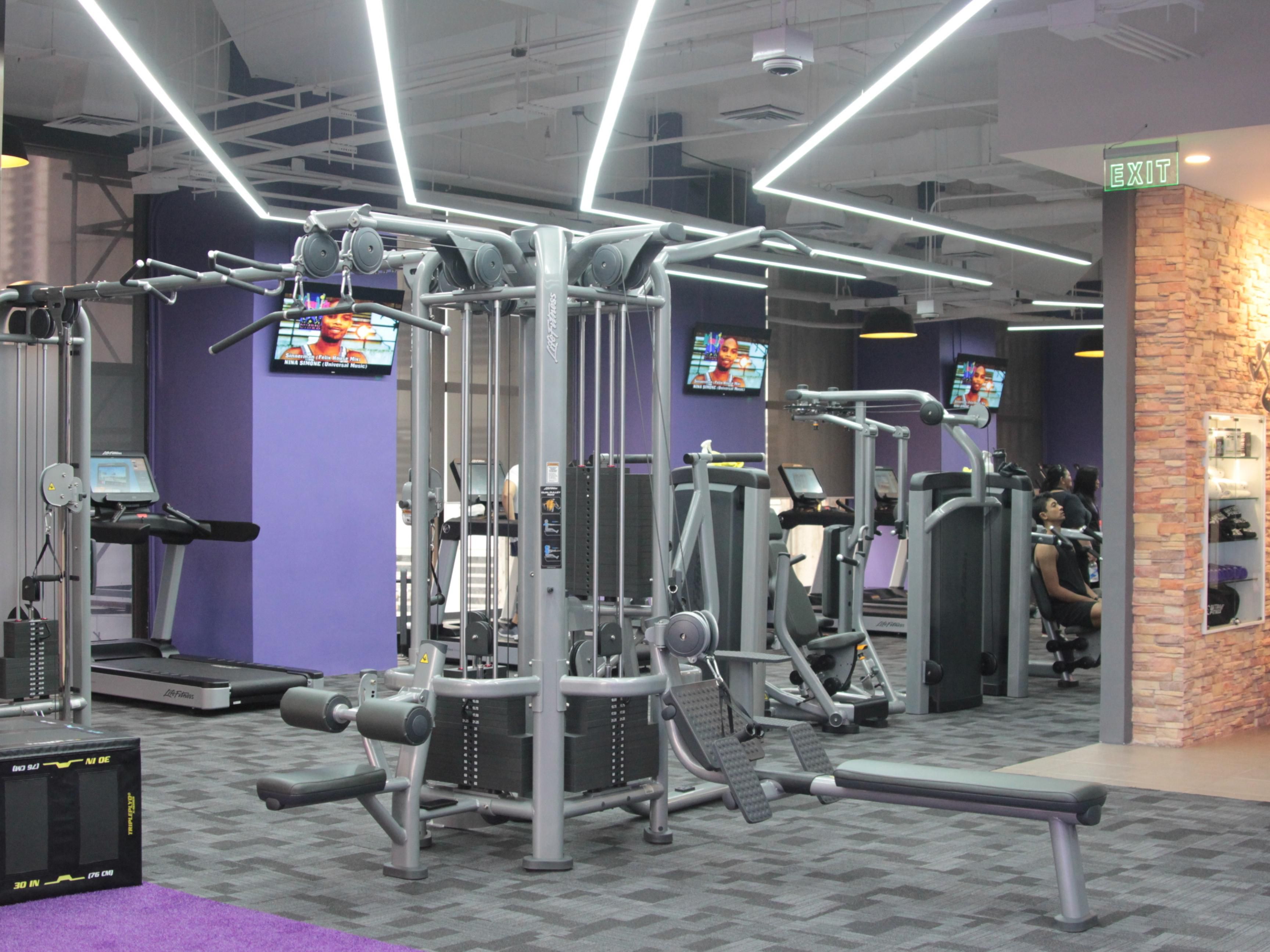 Maintain your wellness routine while away from home at Holiday Inn & Suites Manila Galleria. Keep your routine going at our 24-hour fitness centre, fitted with quality equipment and fitness classes. Afterwards, stretch out by the outdoor pool, a perfect way to balance your vitality and leisure during your stay.