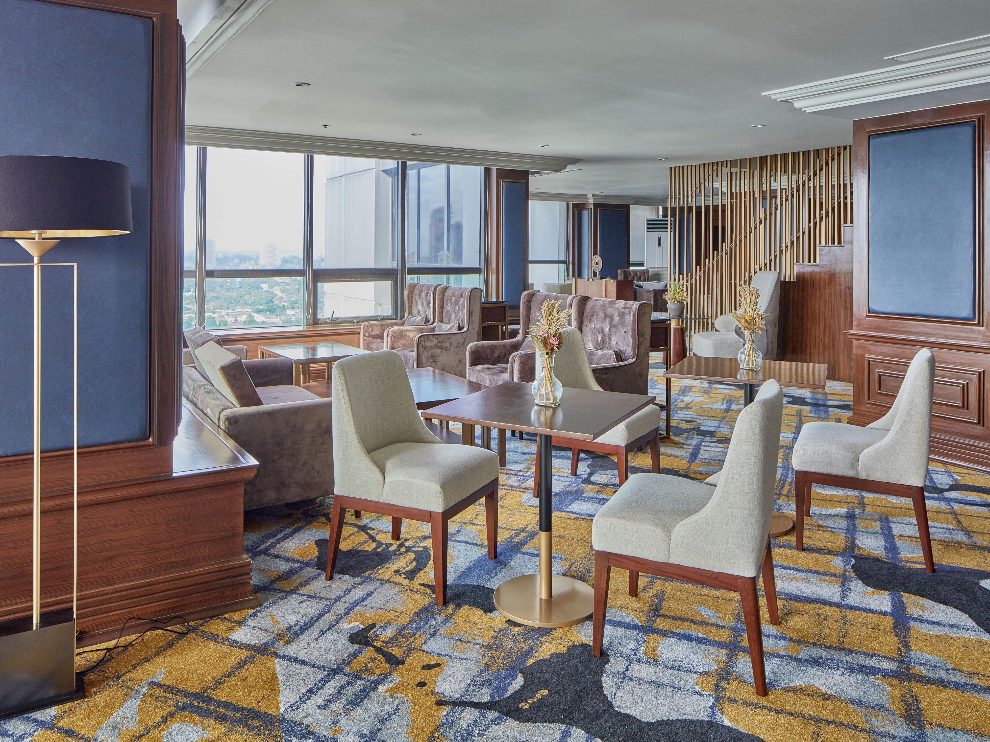 Perched on the 29th floor, the Summit Lounge at Holiday Inn & Suites Manila Galleria provides an exclusive sanctuary with sweeping views of Ortigas Center. Reserved for guests, it offers complimentary breakfast, all-day refreshments, relaxing afternoon tea, and curated evening cocktails, an exquisite retreat above the city’s vibrant pulse.