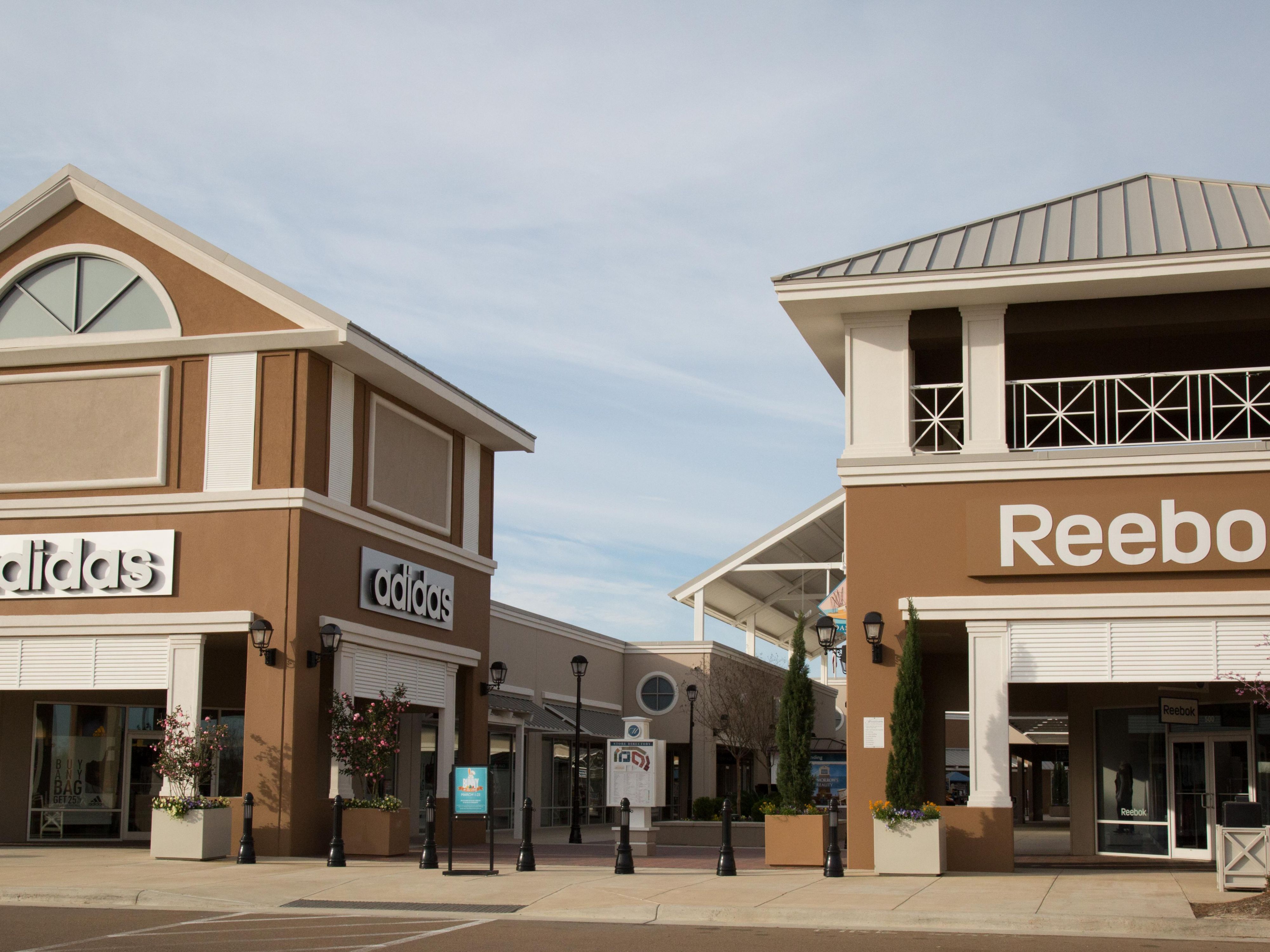 Outlets of Mississippi is a destination – Enjoy a weekend of shopping with 81 Outlets Stores right next door. Mississippi's largest outlet mall featuring many name brand retail stores. 