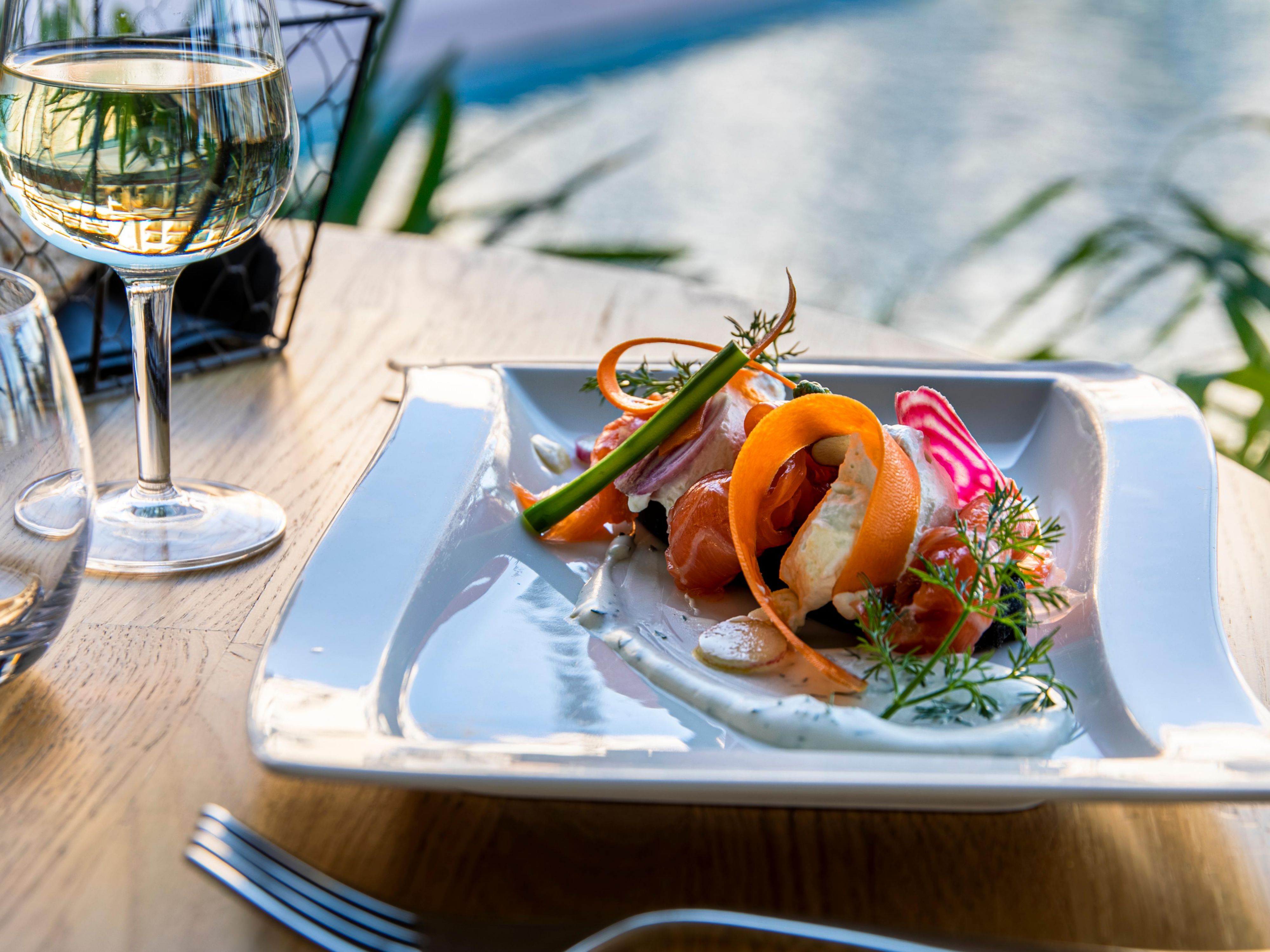 Looking for a culinary journey to the heart of Catalonia? The chef at La Table du Mas, located within the Holiday Inn Perpignan, invites you to enjoy family-style dishes and Catalan specialties made with fresh, authentic ingredients. Let yourself be charmed by this tranquil setting overlooking our pool!