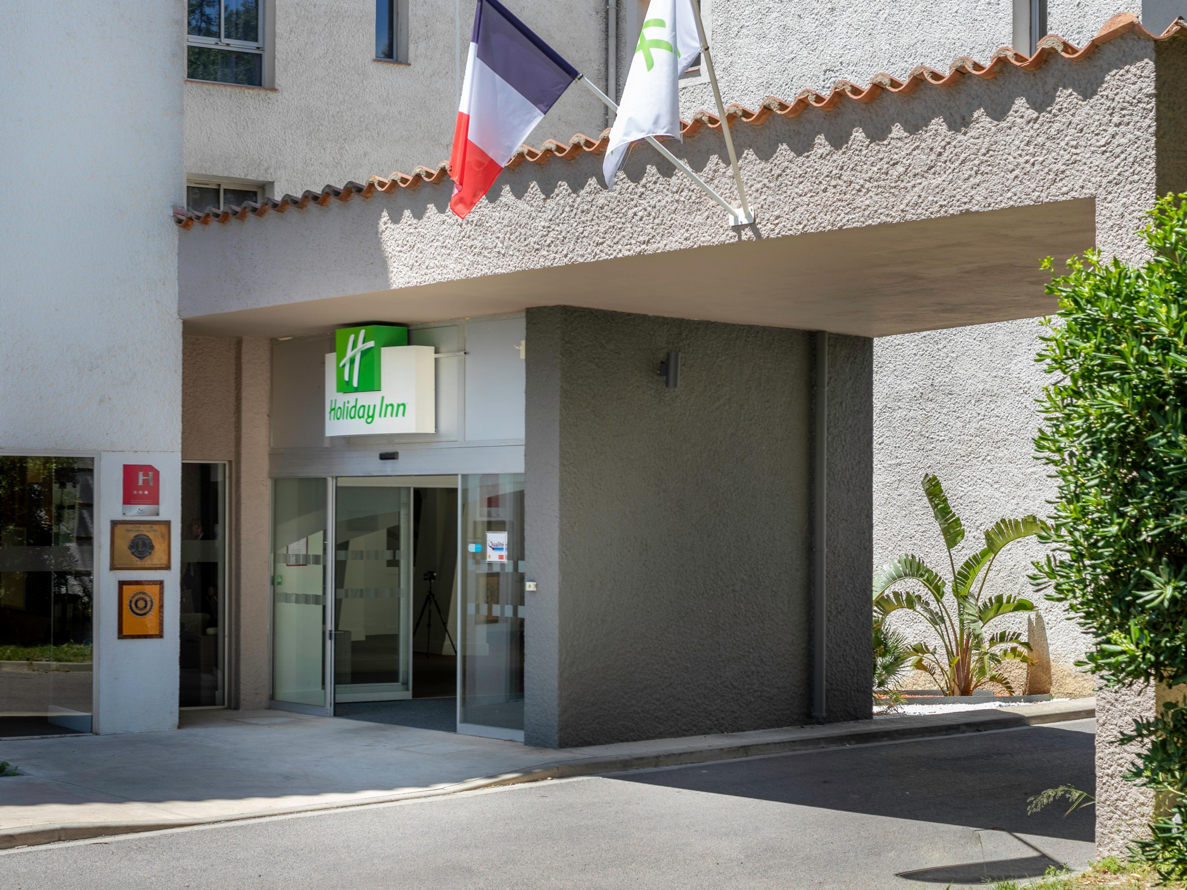 The Holiday Inn ® Perpignan has free and secure car parking of 101 places. This parking is perfect for cars, motorcycles and also bus. You can just deposit your car in front of the reception.