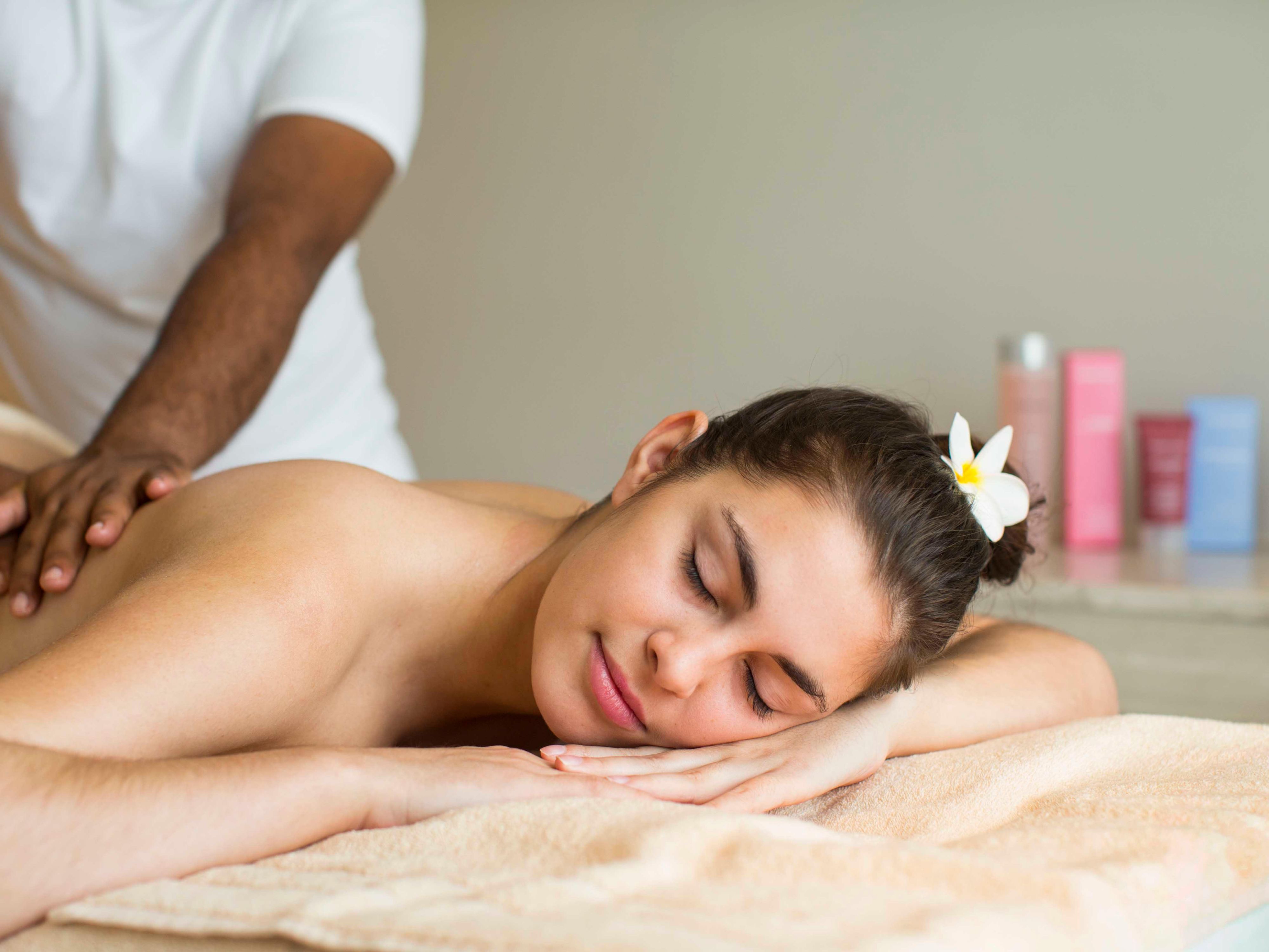 The main focus of Holiday Inn Mauritius Mon Tresor spa is to exceed our different customers’ expectations by promoting a soulful, healthy and sustainable lifestyle for the enhancement of skin, body and mind by our holistic therapists.