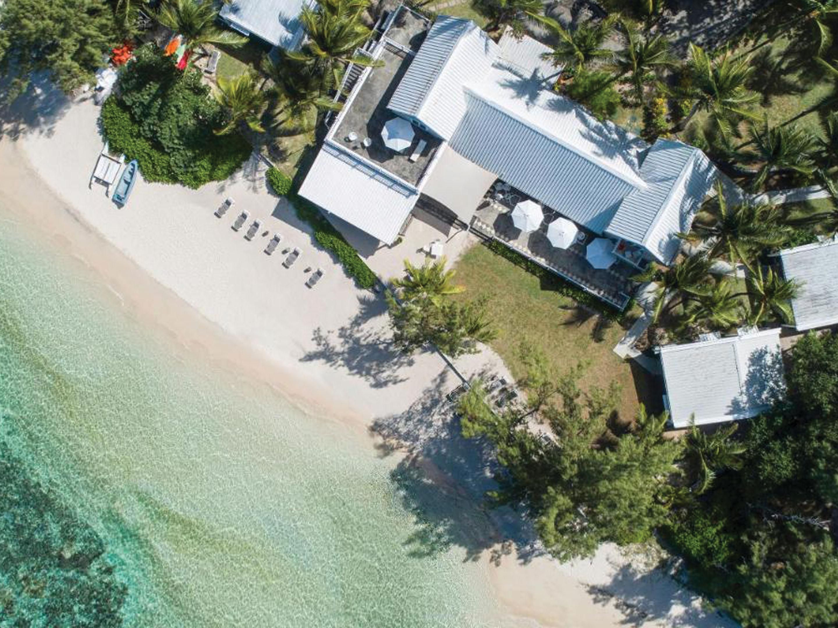 A Boutique Hotel located on the coastal scenic road of Blue Bay, where reigns calm and serenity. A dream getaway with direct access to a beautiful white sandy beach, sun lounges and private dining tables overlooking the Pointe d’Esny’s turquoise lagoon, stretching as far as the eye can see. Do not miss our free non-motorised water sports.
