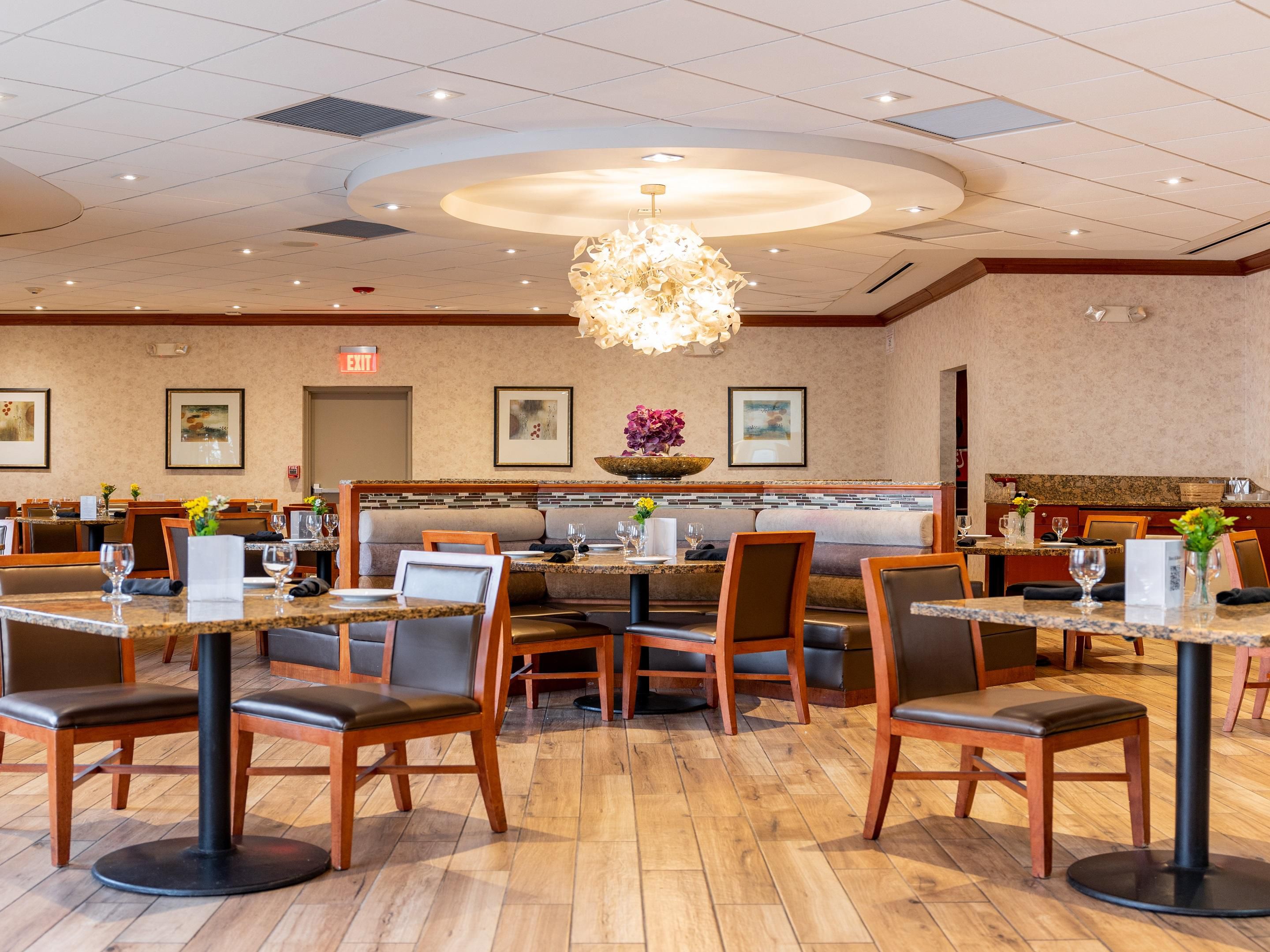 Fuel your day with our a la carte breakfast, grab a mouthwatering sandwich, savory soup, and crisp salad for lunch, or enjoy a flavorful dinner featuring seasonal favorites prepared by our culinary experts. Don’t forget to join us for Happy Hour on weekdays from 4:30 PM to 6:30 PM for specialty cocktails and imported beer.