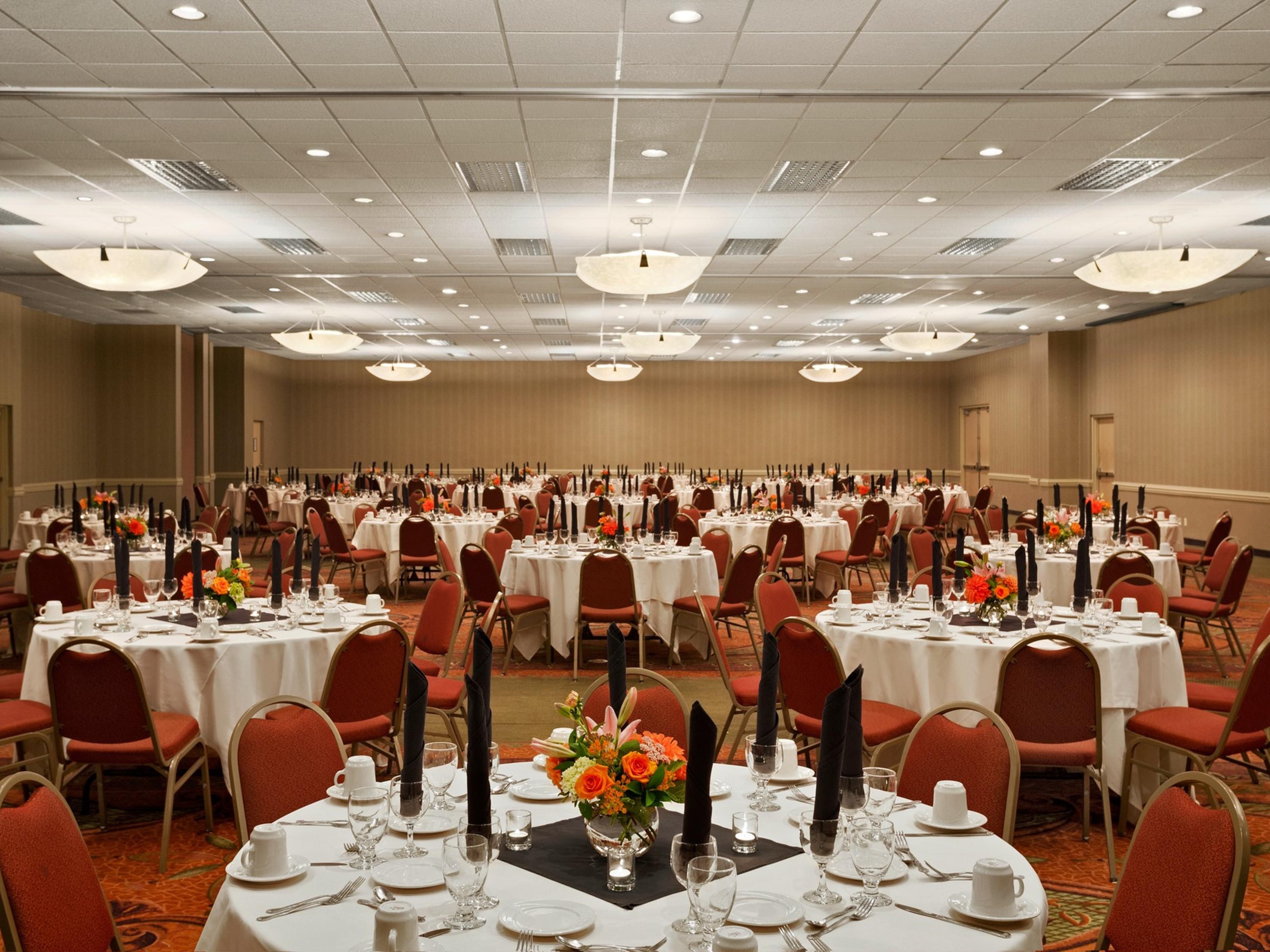 From intimate gatherings to grand galas, we make meetings memorable and events exceptional at our Portland hotel venues. With 11 meeting spaces totaling 13,300 sq ft, we can accommodate up to 450 guests. Exquisite catering services, expert A/V equipment, and professional planners ensure your meeting or event will be a seamless success. 