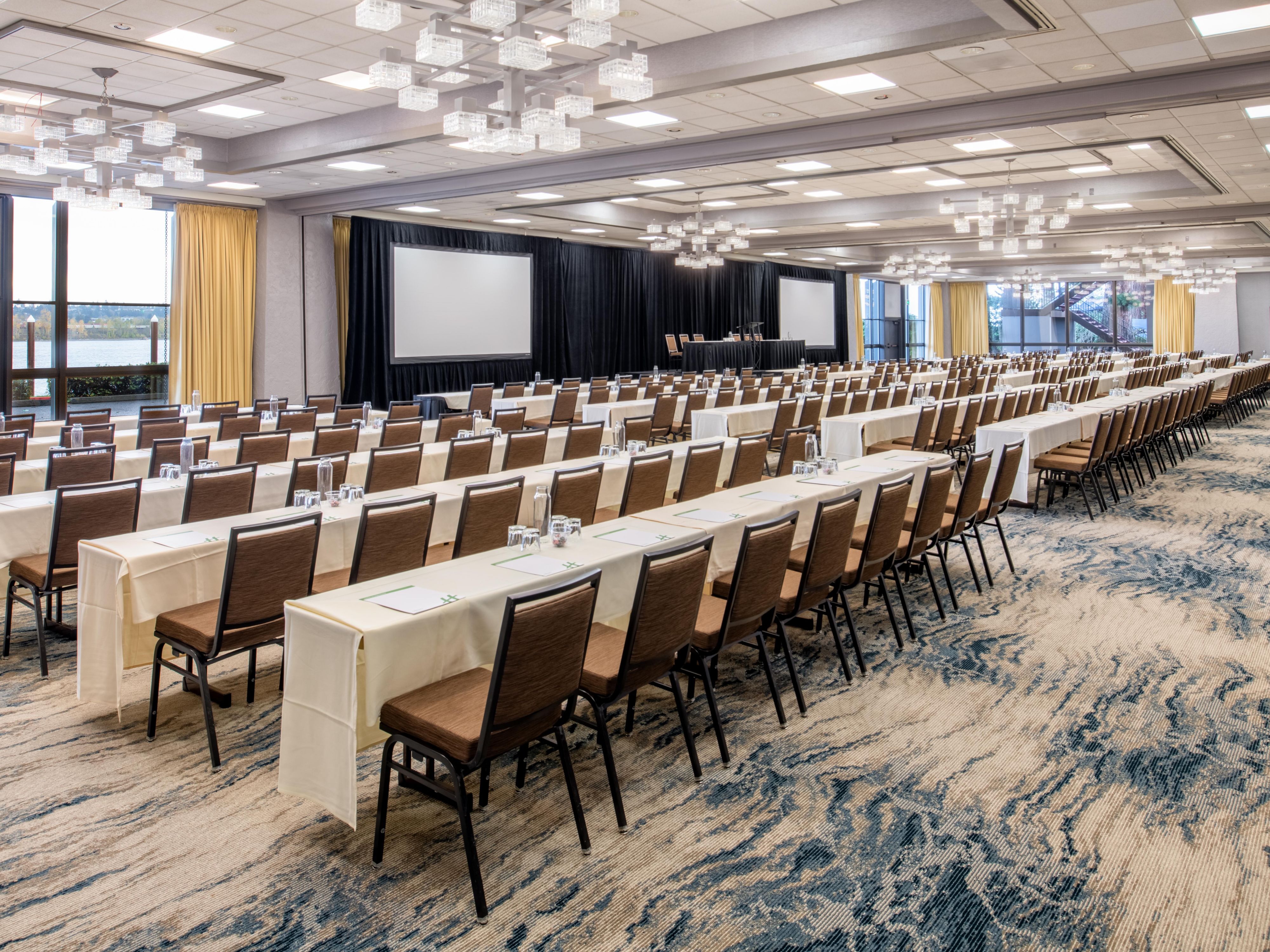 Host your meetings, conferences, weddings, and social gatherings in 41,000 square feet of flexible space with 19 rooms. Our hotel features two ballrooms with floor-to-ceiling scenic views of the Columbia River including an expansive 18,000 sq ft of pillar-free space. Let our team help plan your Portland events, from catering to audiovisual support.